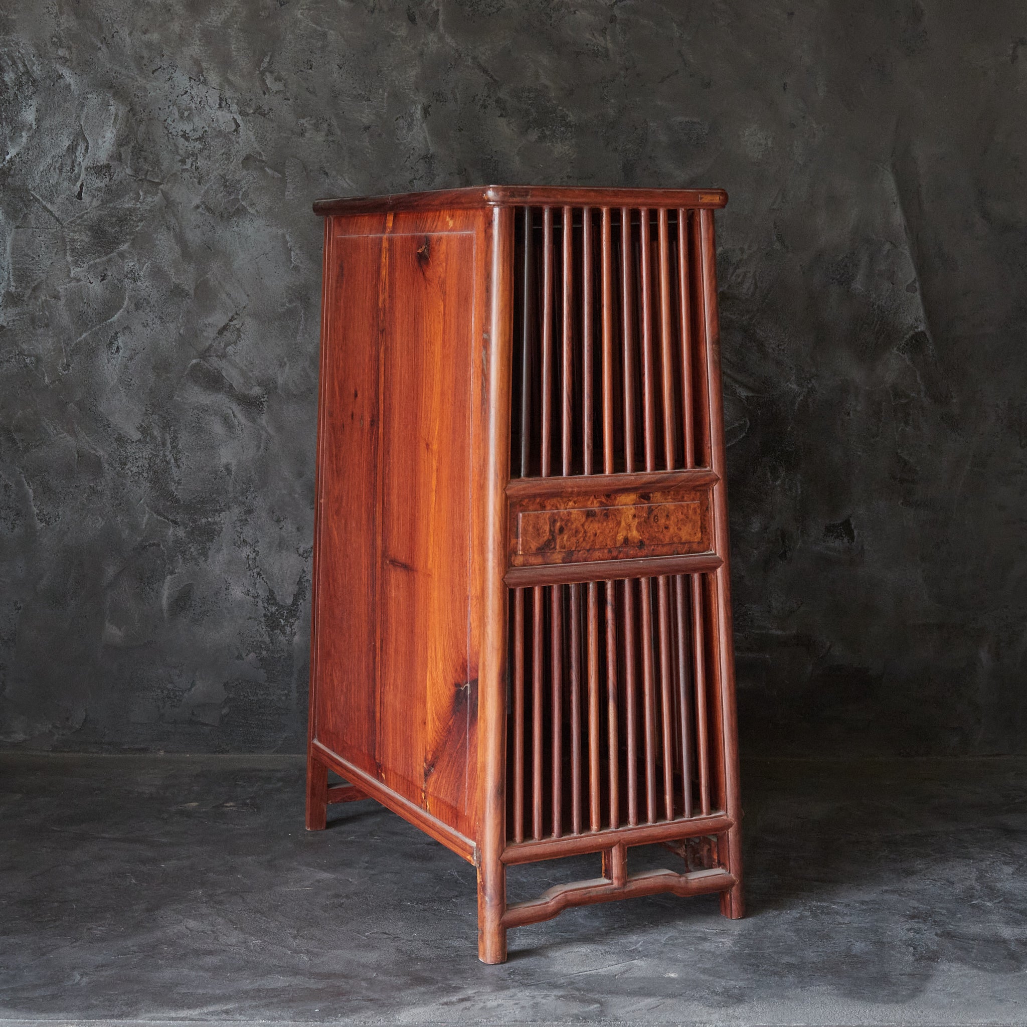 ESTANTE PARA TÉ DE MADERA DE KARAKI, Dinastía Qing(1616–1911 d. C.)