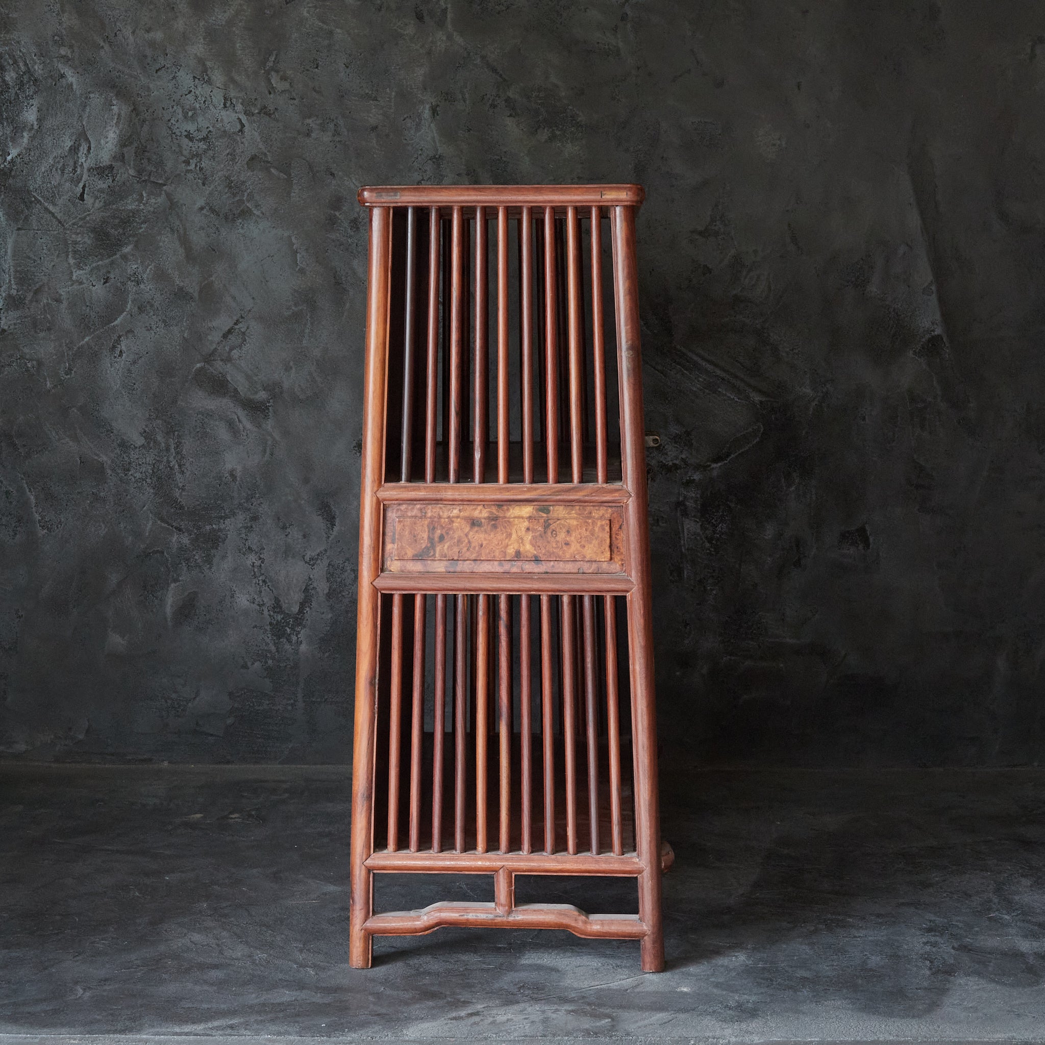 ESTANTE PARA TÉ DE MADERA DE KARAKI, Dinastía Qing(1616–1911 d. C.)