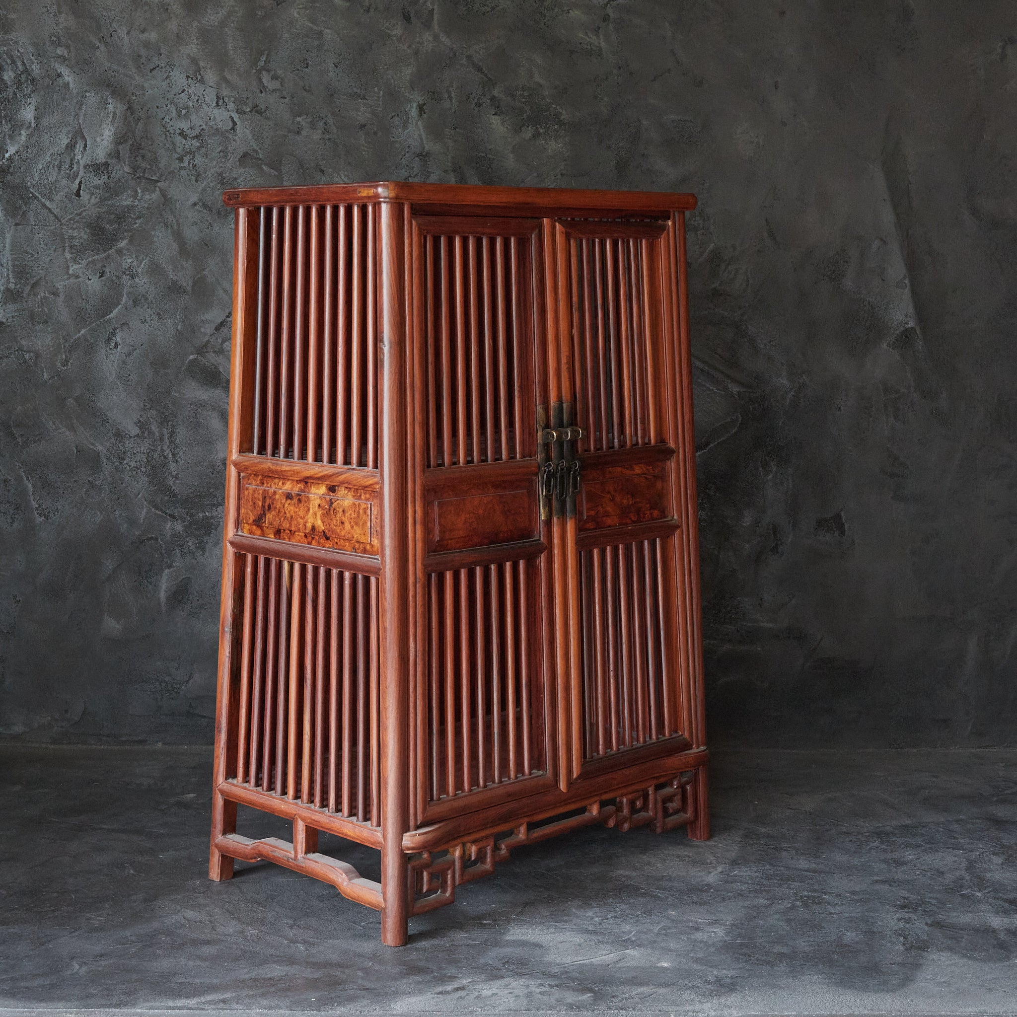 ESTANTE PARA TÉ DE MADERA DE KARAKI, Dinastía Qing(1616–1911 d. C.)