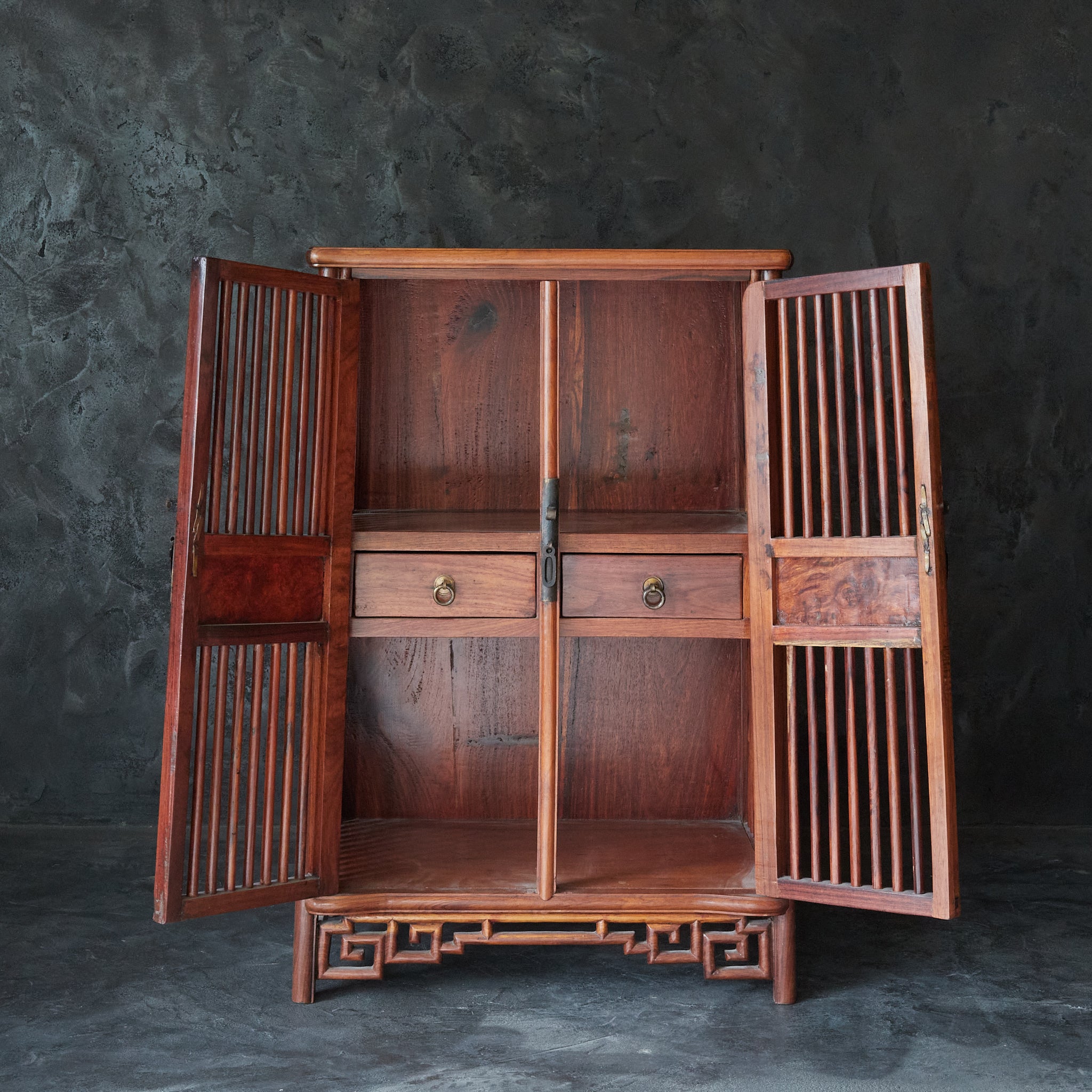 ESTANTE PARA TÉ DE MADERA DE KARAKI, Dinastía Qing(1616–1911 d. C.)