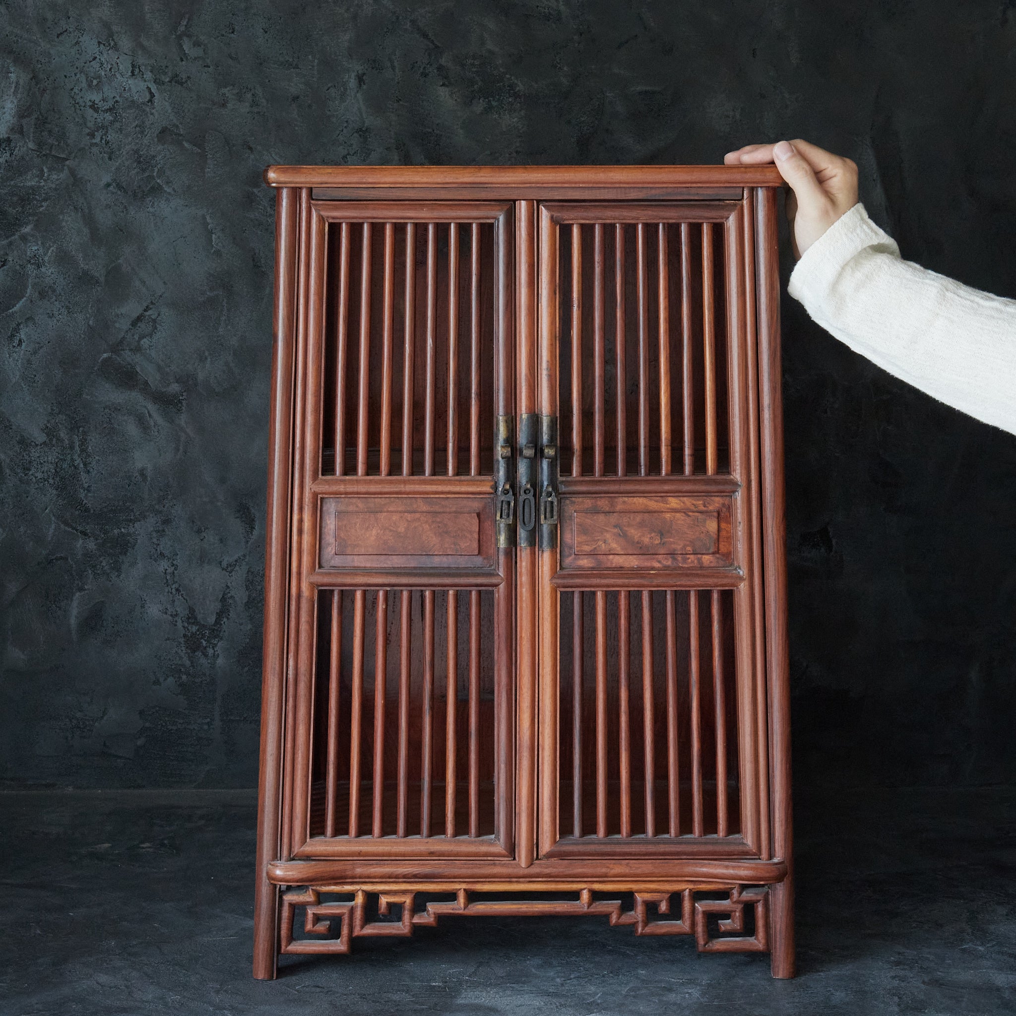 ESTANTE PARA TÉ DE MADERA DE KARAKI, Dinastía Qing(1616–1911 d. C.)