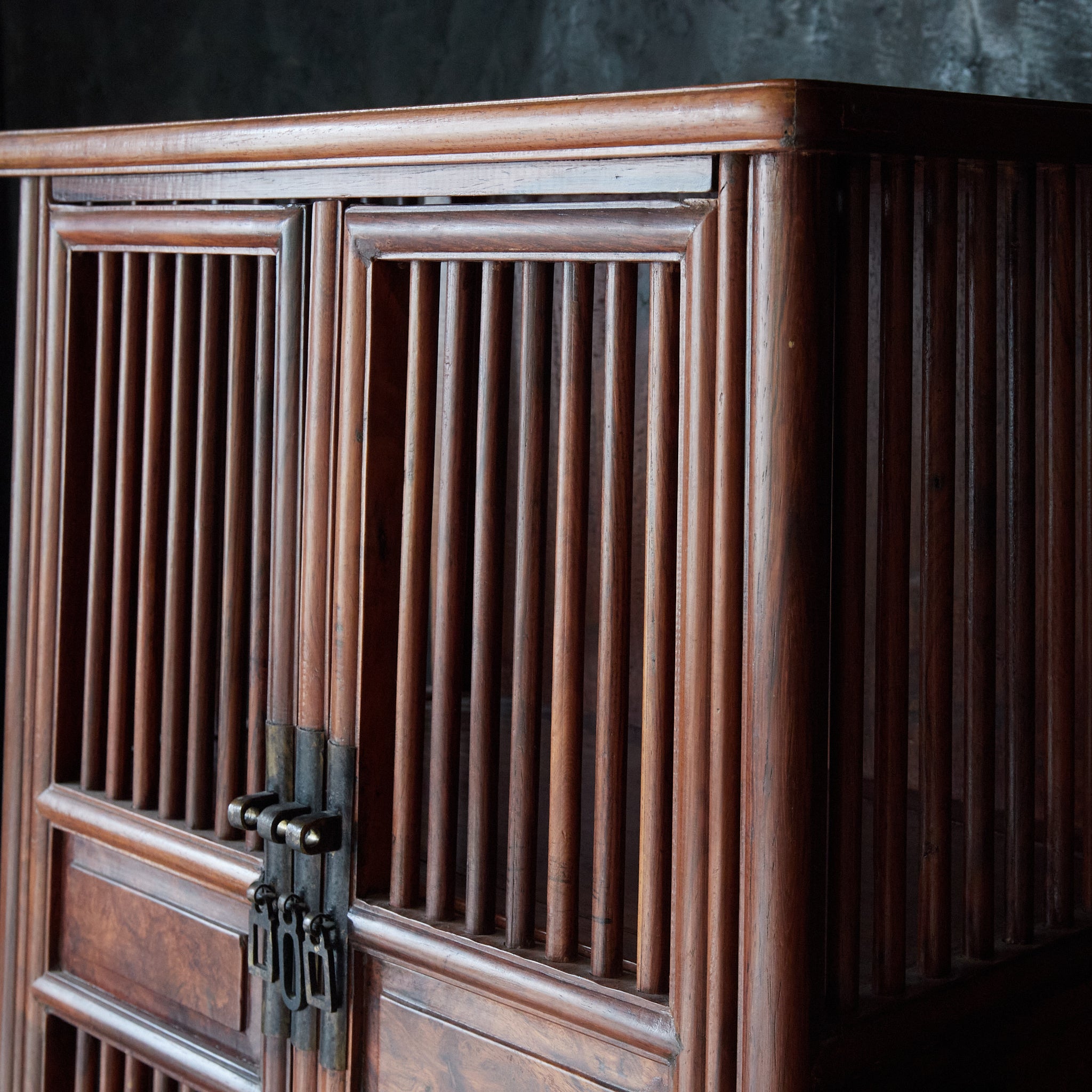 ESTANTE PARA TÉ DE MADERA DE KARAKI, Dinastía Qing(1616–1911 d. C.)