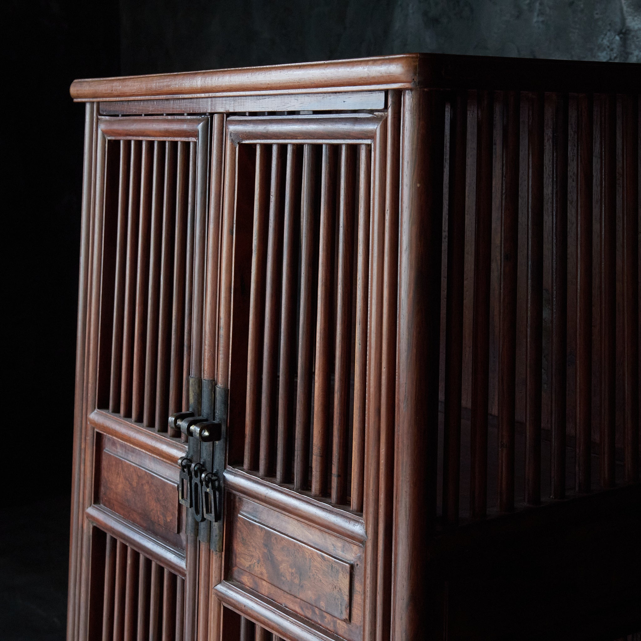 ESTANTE PARA TÉ DE MADERA DE KARAKI, Dinastía Qing(1616–1911 d. C.)