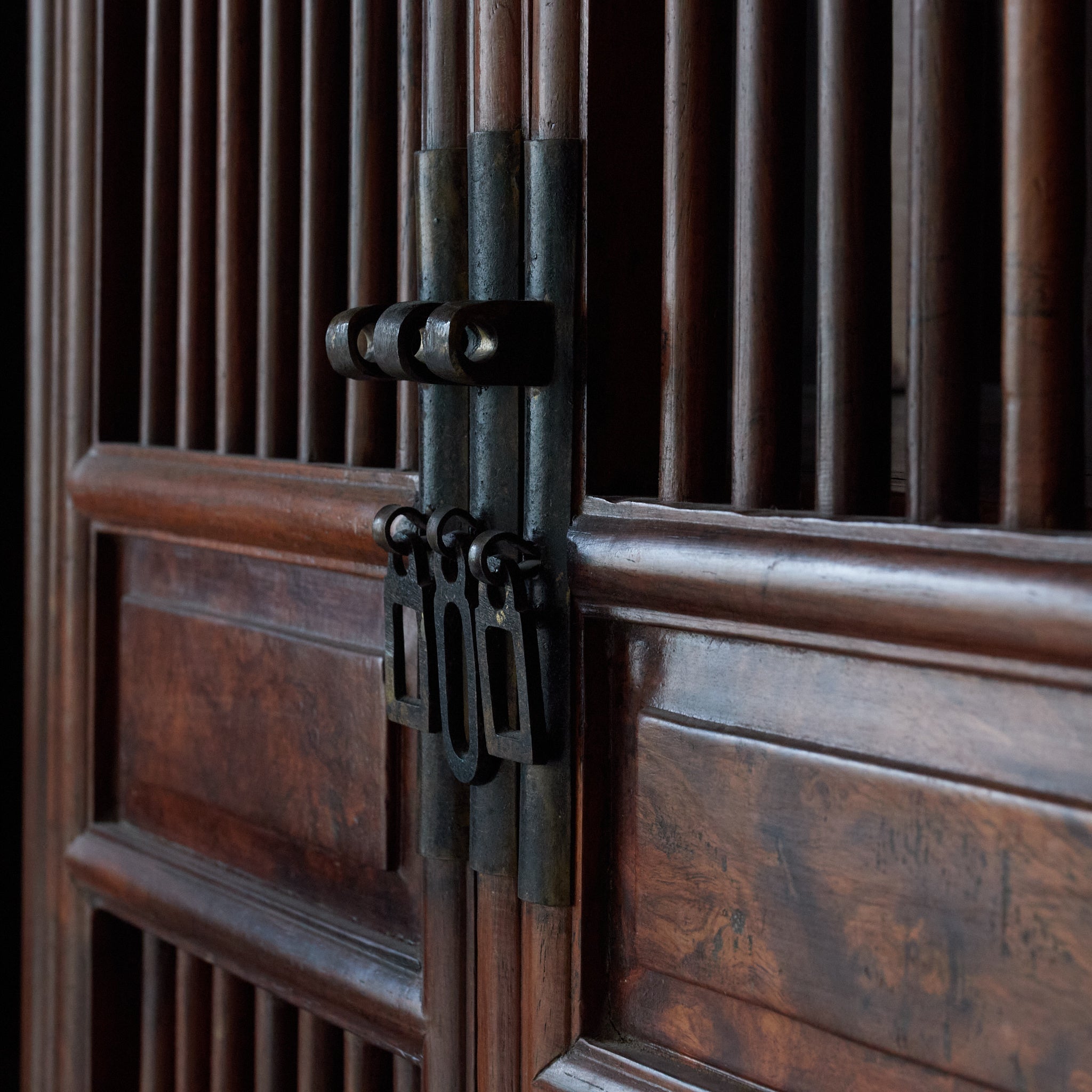 ESTANTE PARA TÉ DE MADERA DE KARAKI, Dinastía Qing(1616–1911 d. C.)
