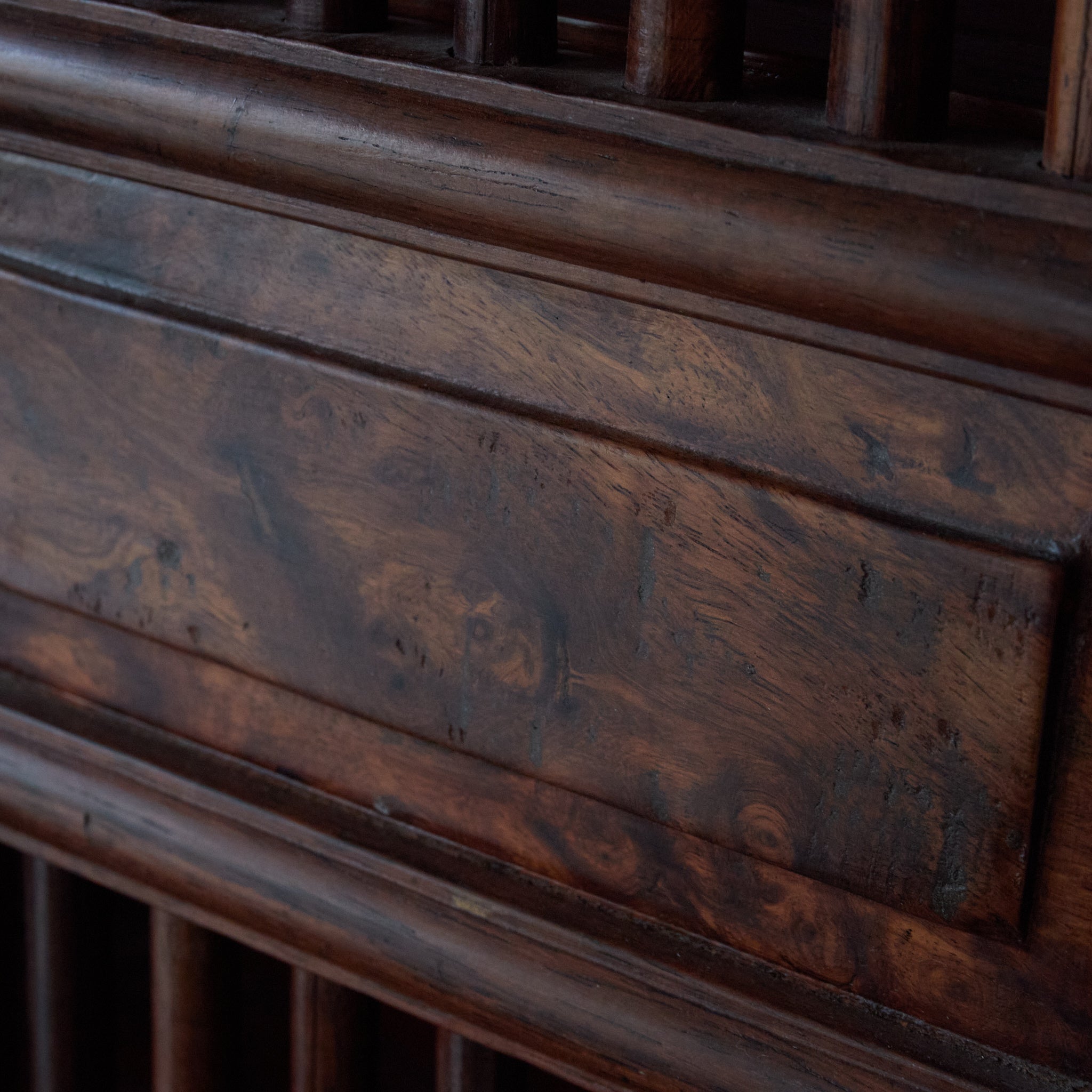 ESTANTE PARA TÉ DE MADERA DE KARAKI, Dinastía Qing(1616–1911 d. C.)
