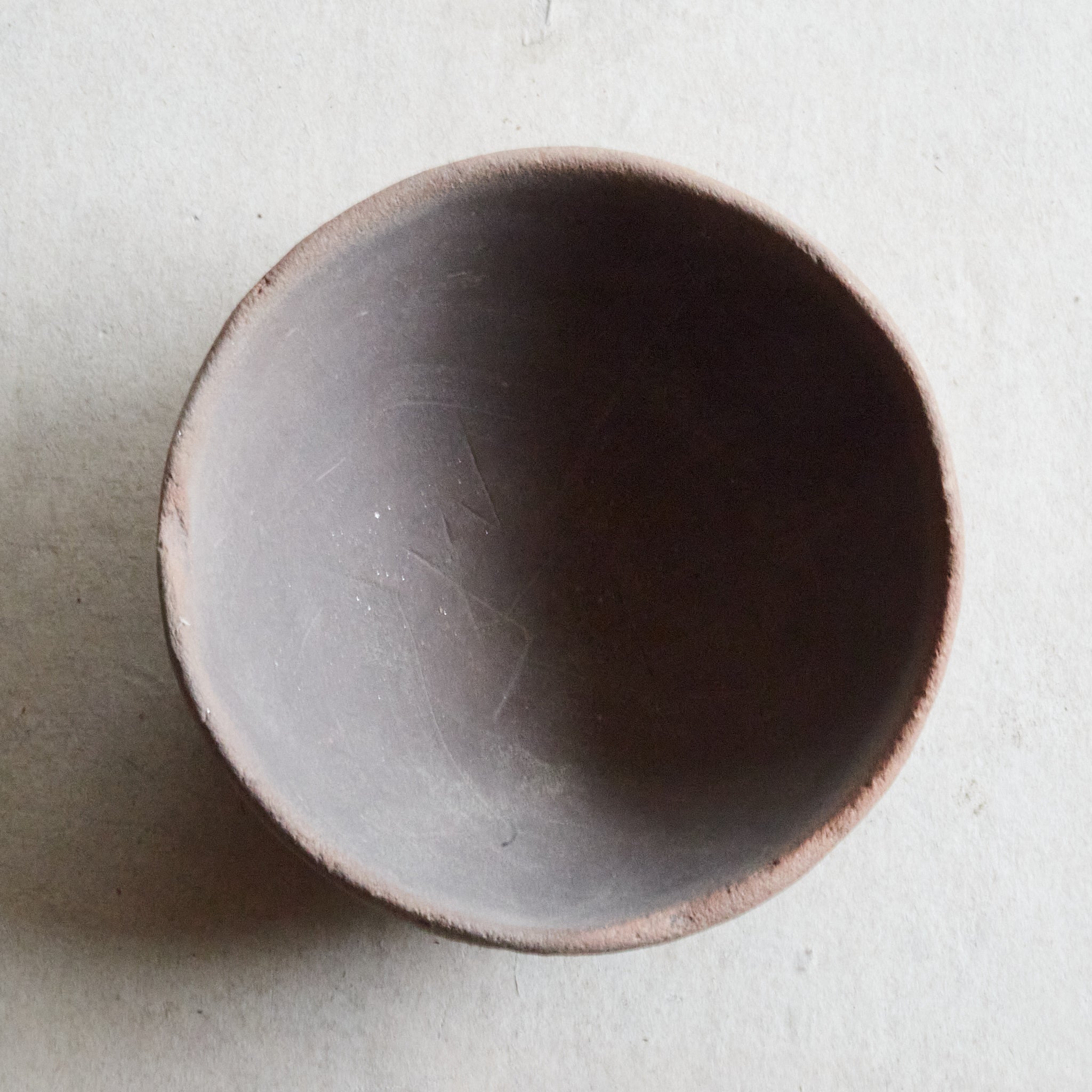 LOZA EN FORMA DE CUENCO, Haji Ware, con líneas incisas, Período Heian(794–1185 d. C.)