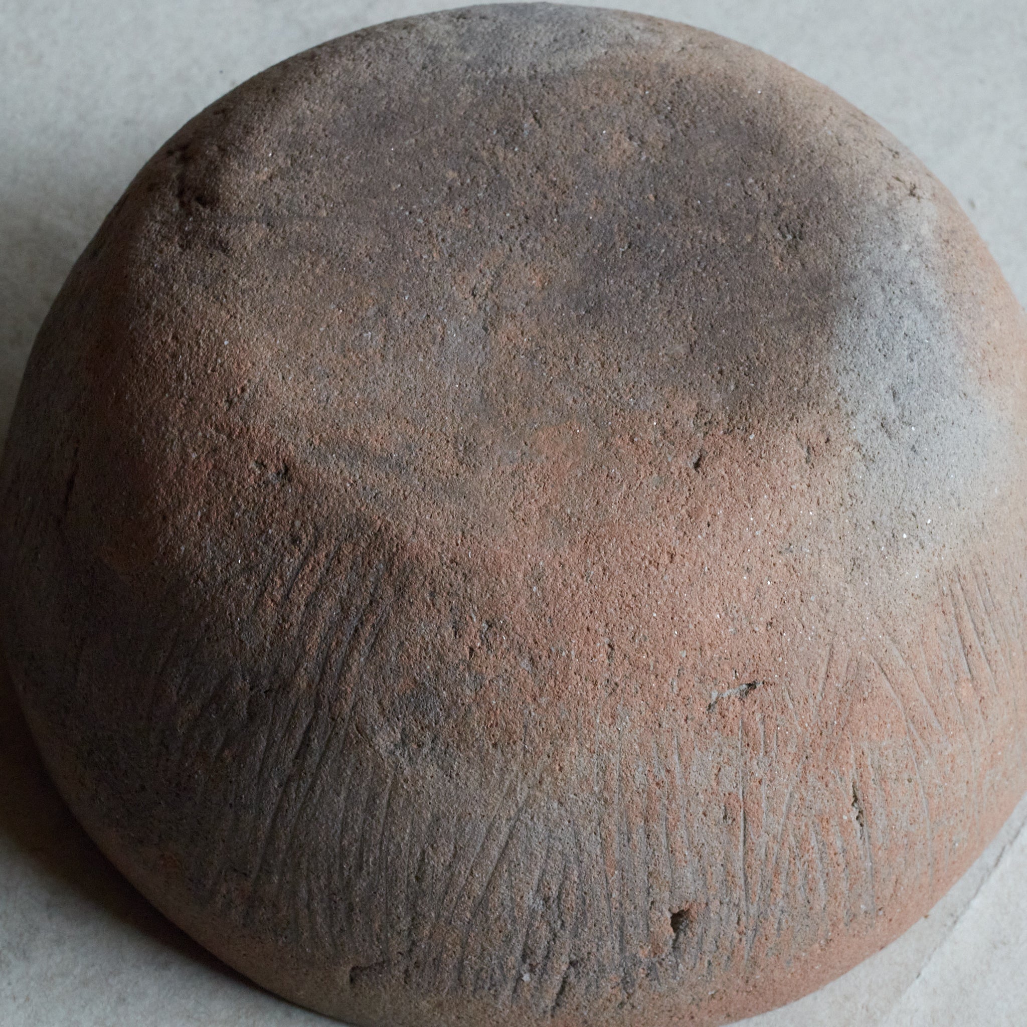 LOZA EN FORMA DE CUENCO, Haji Ware, con líneas incisas, Período Heian(794–1185 d. C.)
