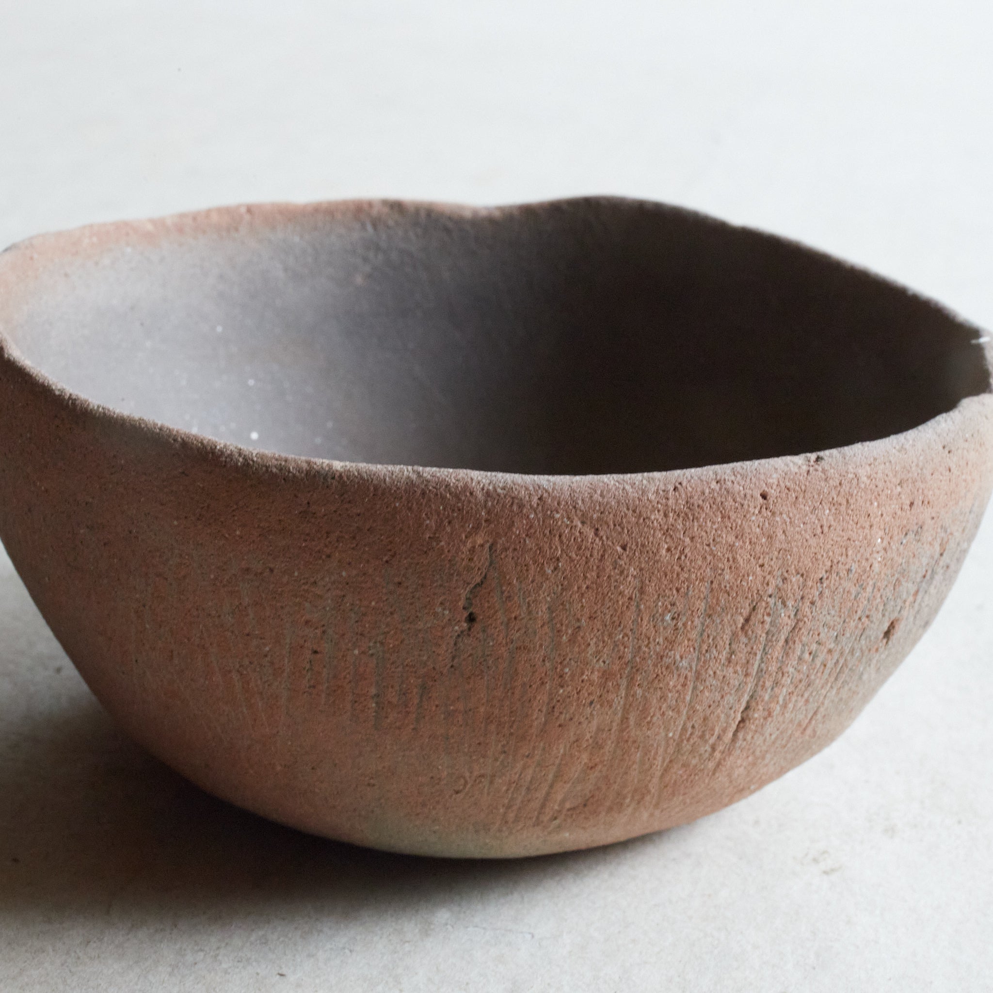 LOZA EN FORMA DE CUENCO, Haji Ware, con líneas incisas, Período Heian(794–1185 d. C.)