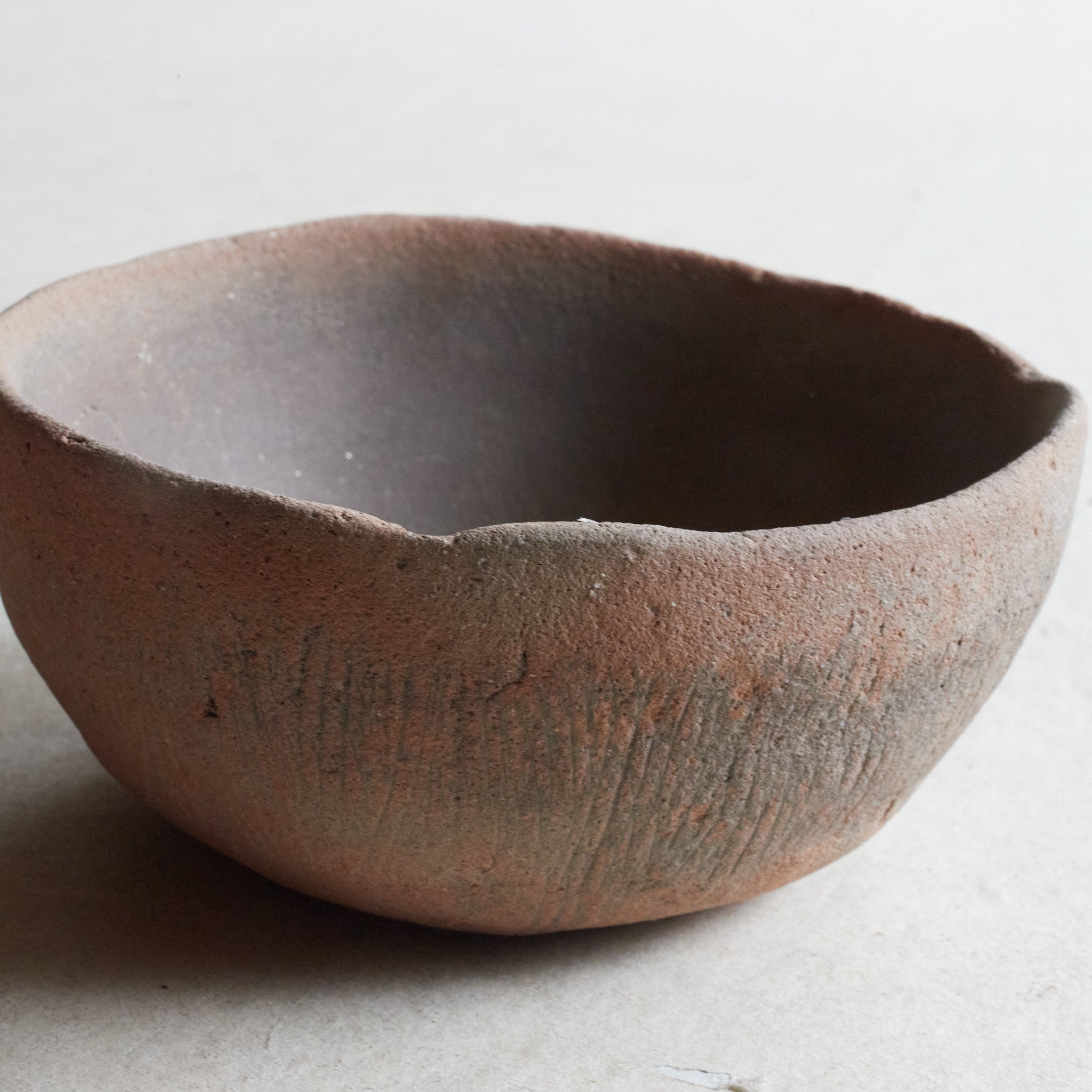LOZA EN FORMA DE CUENCO, Haji Ware, con líneas incisas, Período Heian(794–1185 d. C.)