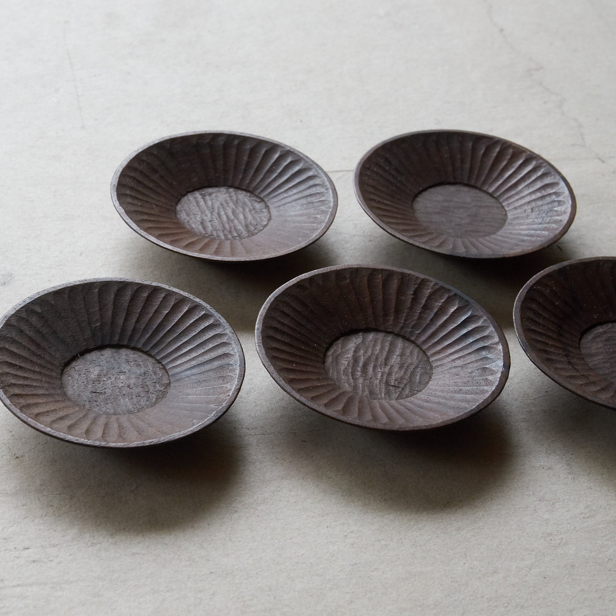 PLATILLO DE MADERA DE CAQUI NEGRO PEQUEÑO, Juego de 5, Período Taisho(1912–1926 d. C.)