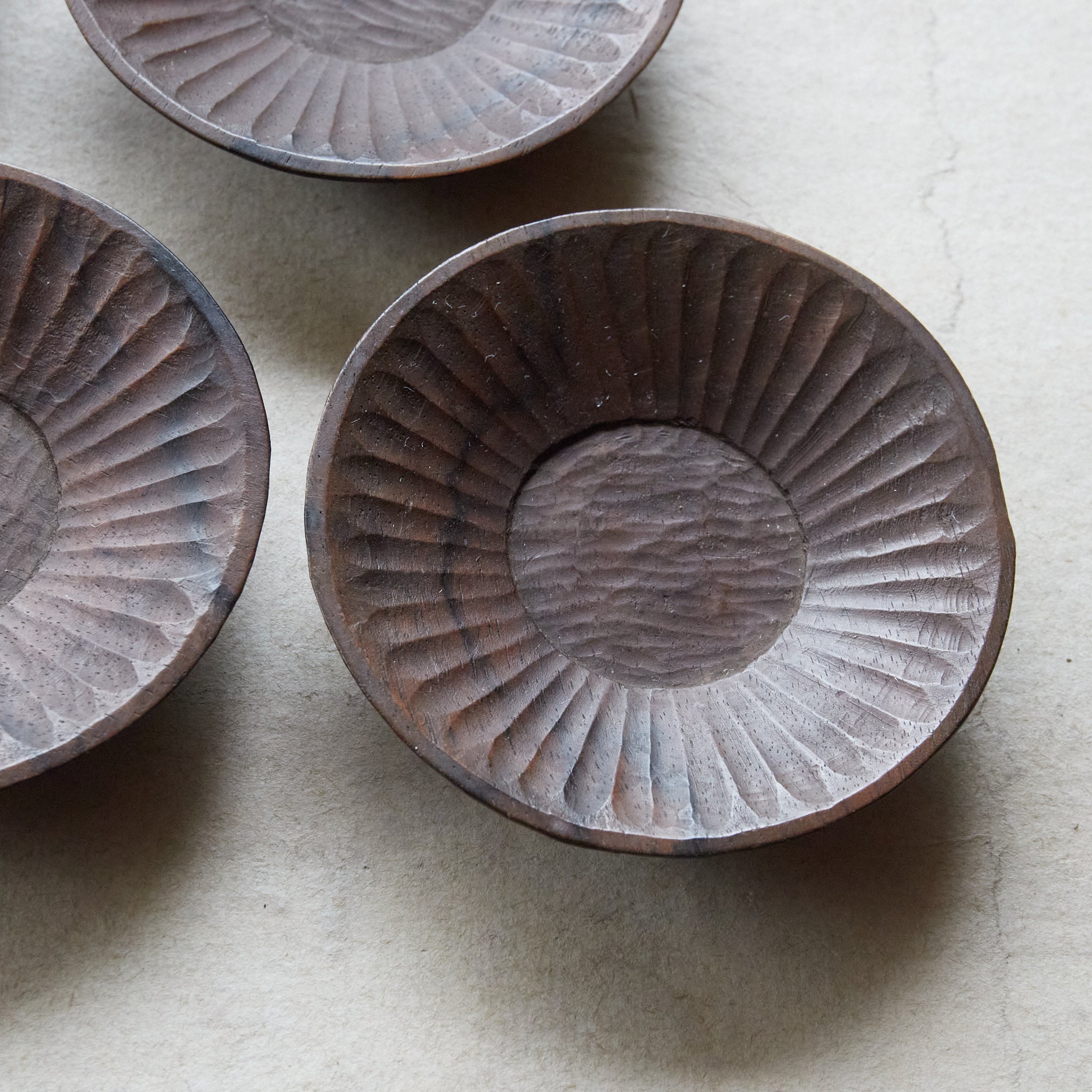 PLATILLO DE MADERA DE CAQUI NEGRO PEQUEÑO, Juego de 5, Período Taisho(1912–1926 d. C.)