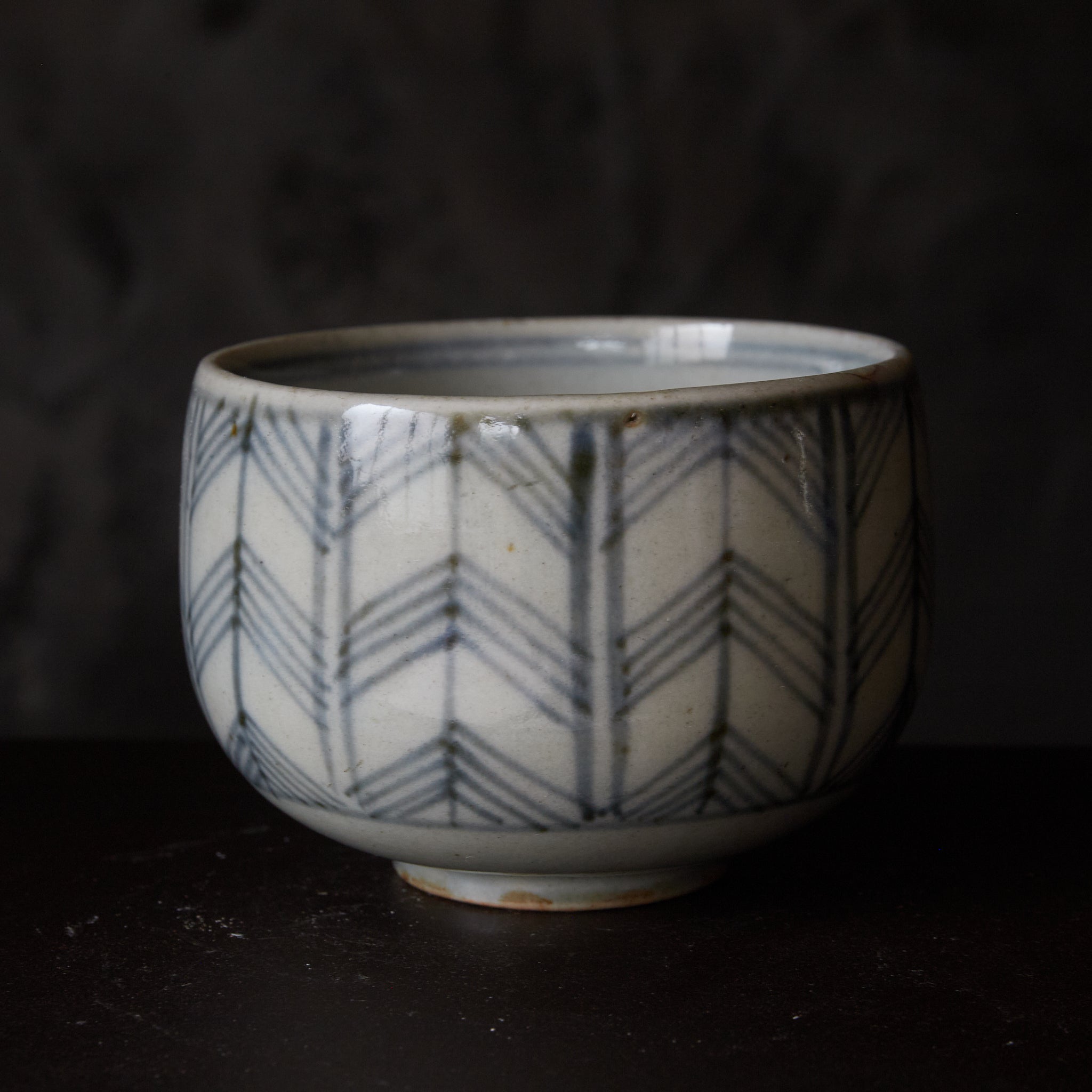 CUENCO DE TÉ KORO, Ko-Imari, con azul bajo cubierta patrón de culatín de flecha, Período Edo(1603–1867 d. C.)