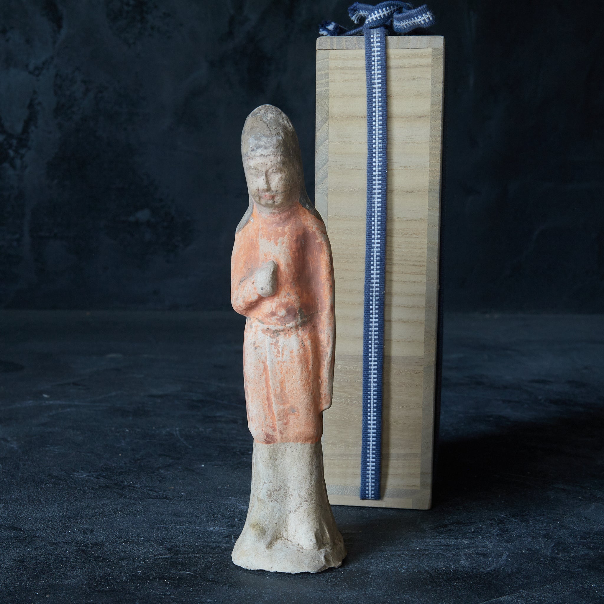 FIGURINE EINES LITERATEN, Graue Irdenware mit Schlicker und Pigmenten