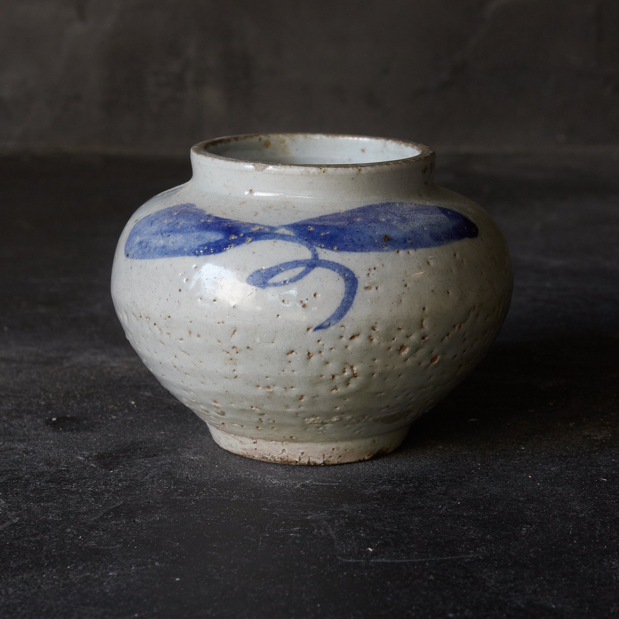青花白瓷草纹小罐(朝鲜王朝, 公元1392年–1897年)
