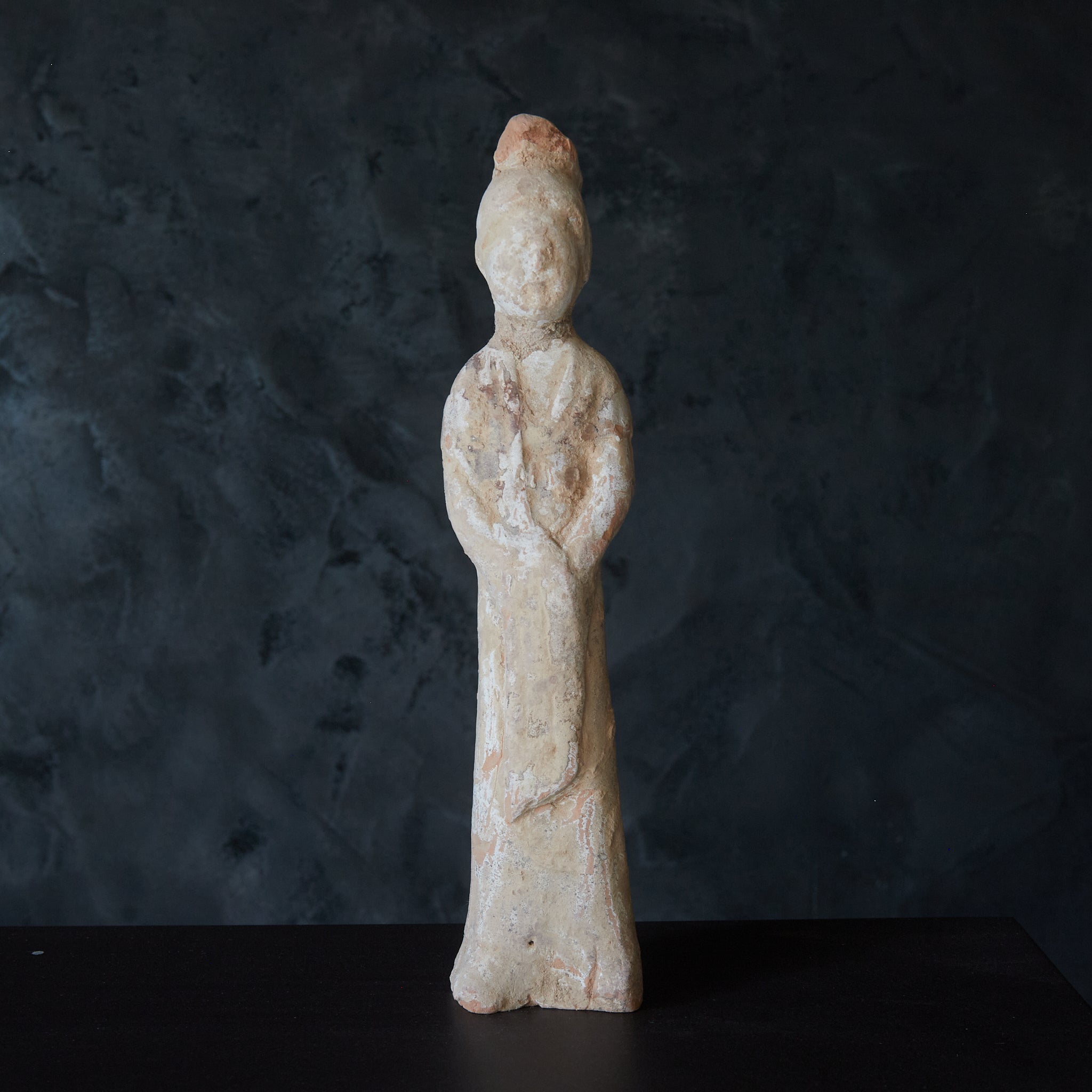 HOFDAMENFIGUR, Graue Irdenware mit Schlicker und Pigmenten, Tang-Dynastie(618–907 n. Chr.)