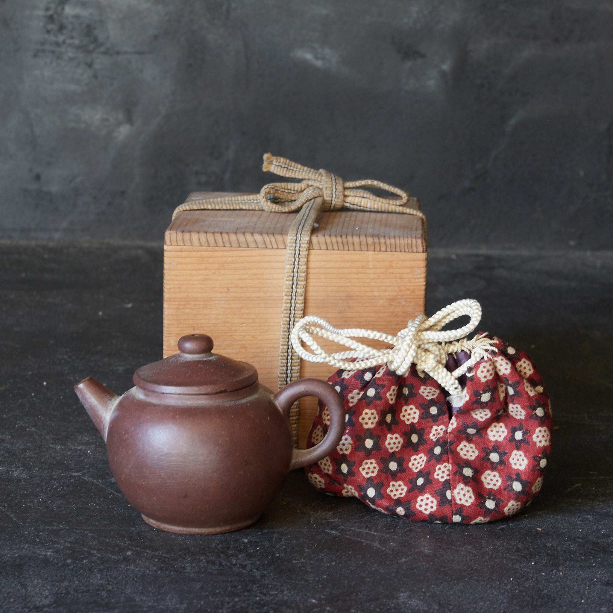 TEAPOT, Gurindama, with wooden box, Qing Dynasty(1616–1911CE)