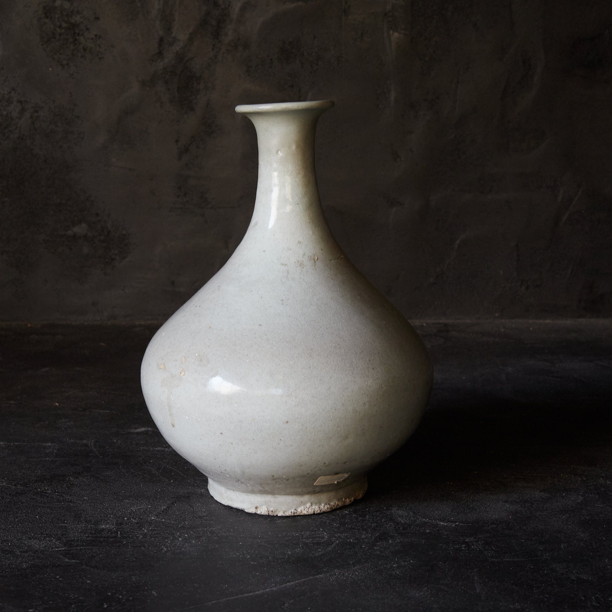 BOTELLA CON FORMA DE NABO, Porcelana blanca, Dinastía Joseon(1392–1897 d. C.)