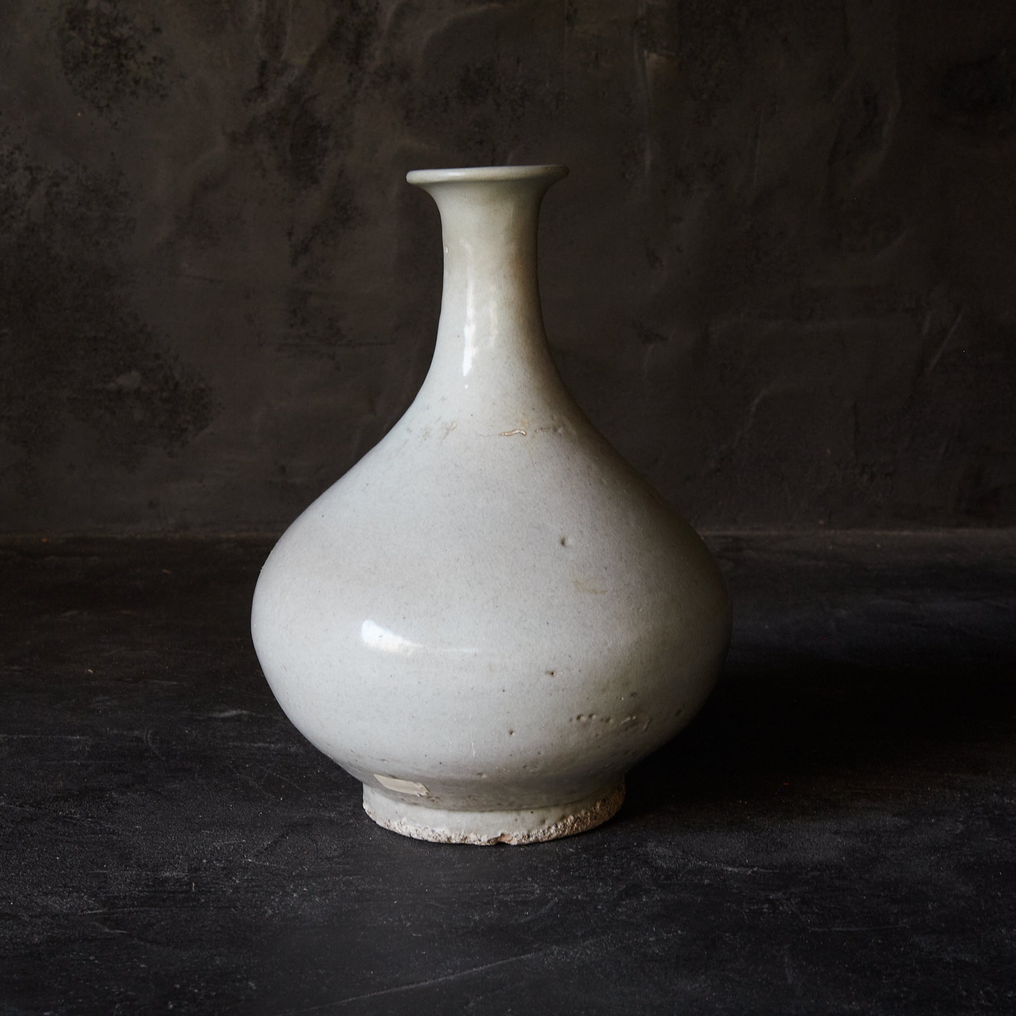 BOTELLA CON FORMA DE NABO, Porcelana blanca, Dinastía Joseon(1392–1897 d. C.)