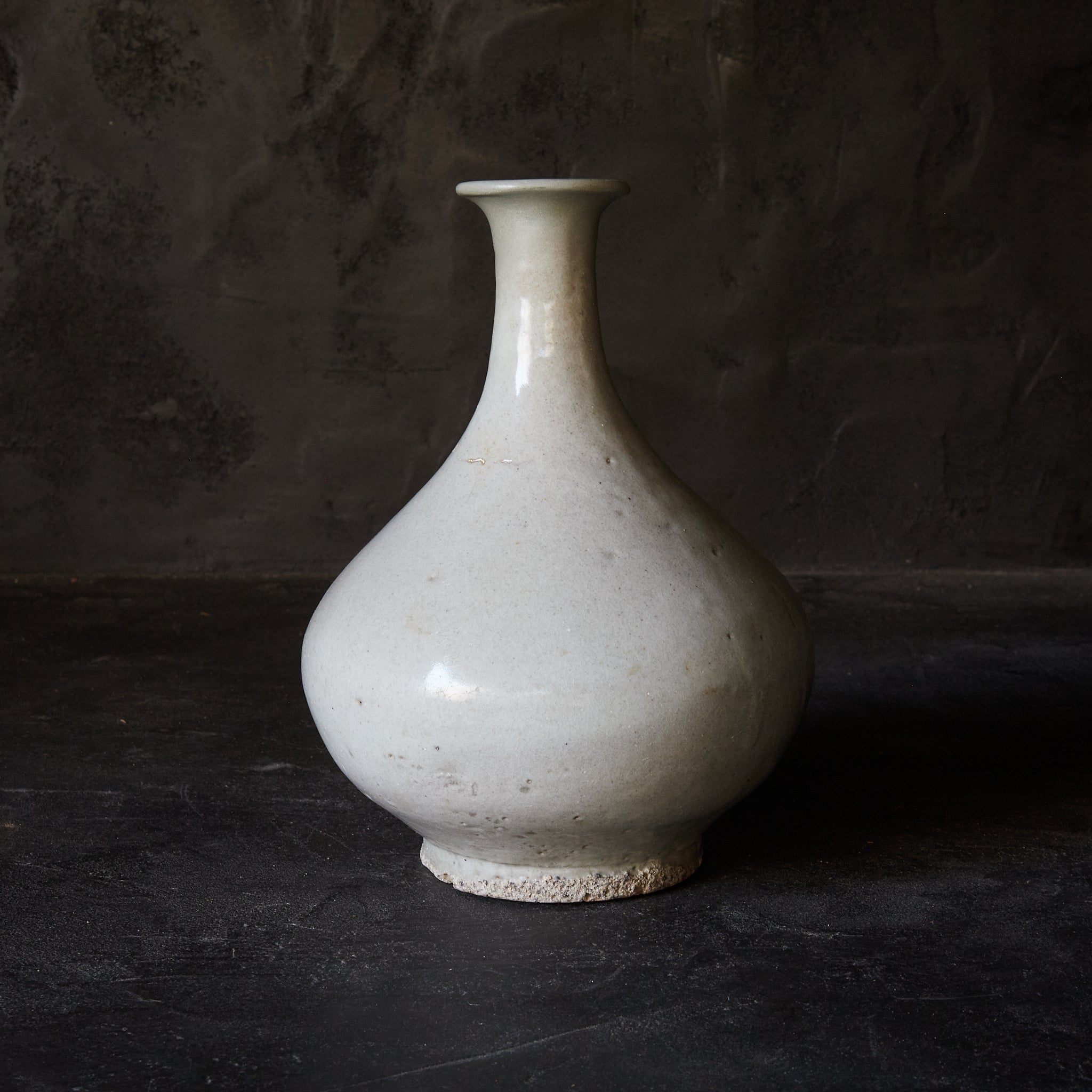BOTELLA CON FORMA DE NABO, Porcelana blanca, Dinastía Joseon(1392–1897 d. C.)
