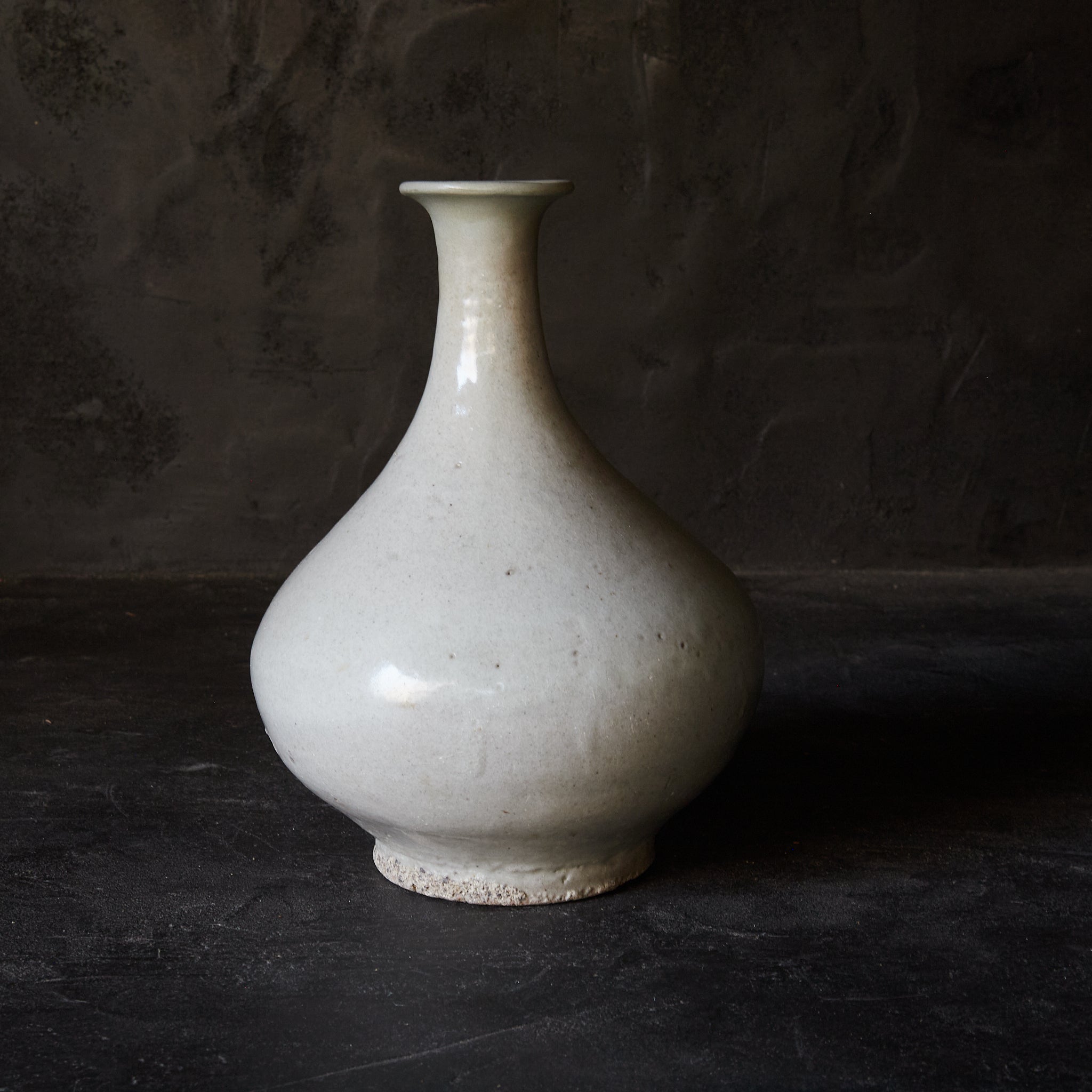 BOTELLA CON FORMA DE NABO, Porcelana blanca, Dinastía Joseon(1392–1897 d. C.)