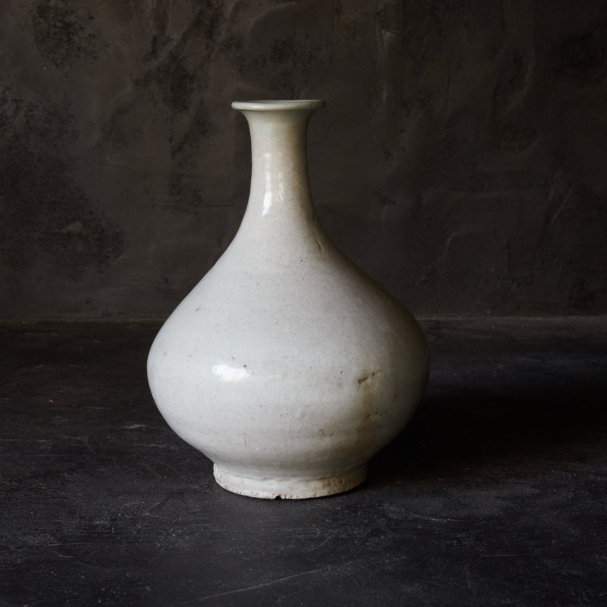 BOTELLA CON FORMA DE NABO, Porcelana blanca, Dinastía Joseon(1392–1897 d. C.)