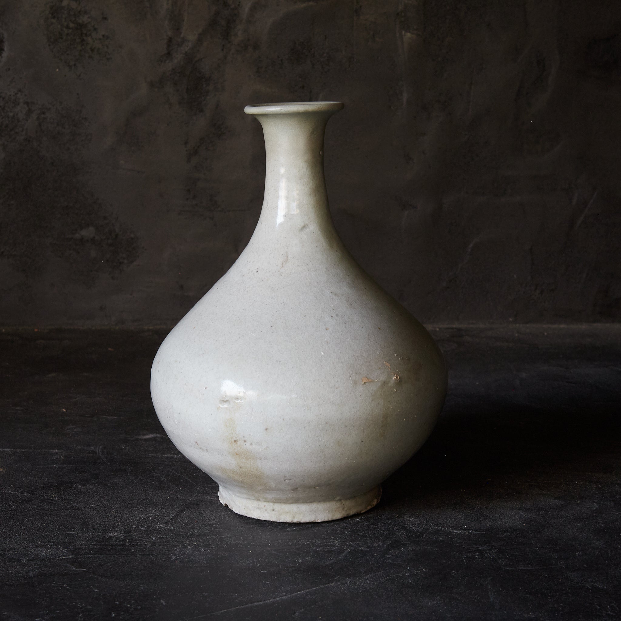 BOTELLA CON FORMA DE NABO, Porcelana blanca, Dinastía Joseon(1392–1897 d. C.)