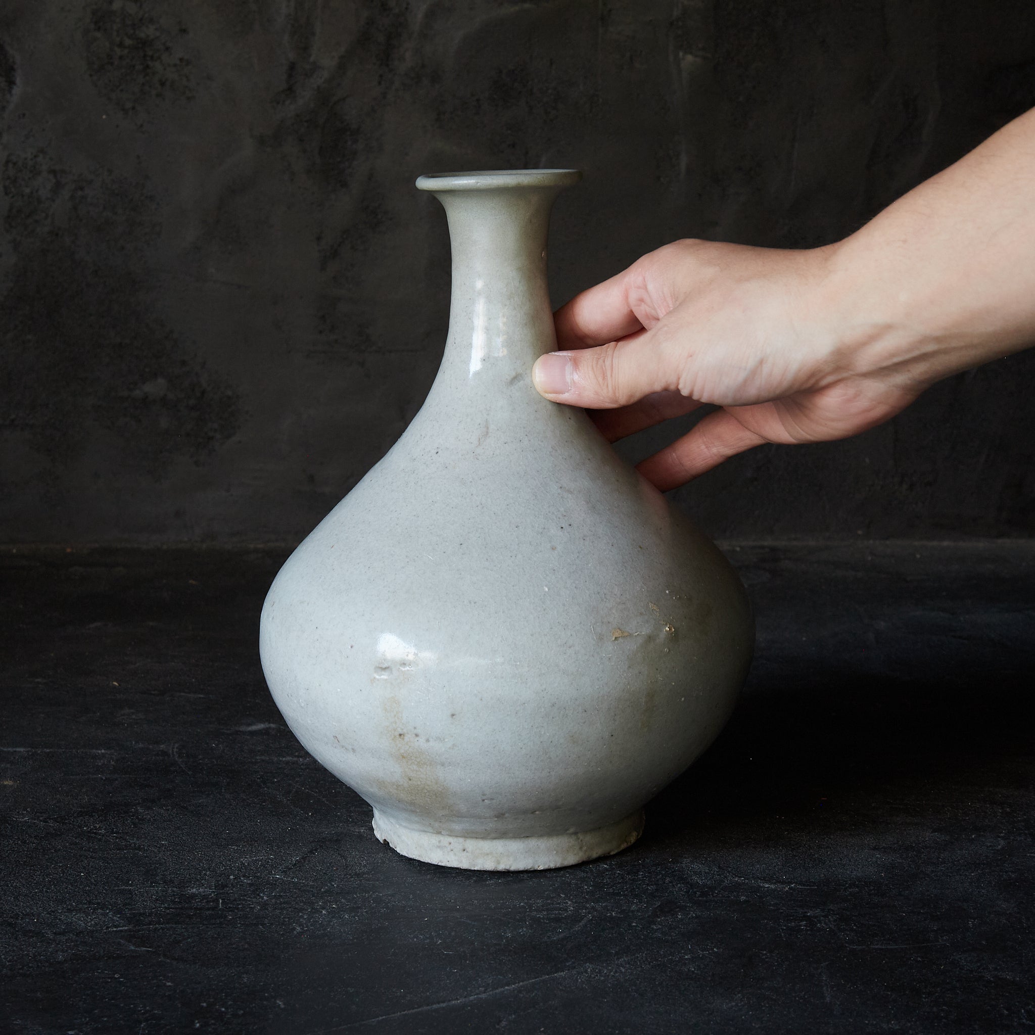 BOTELLA CON FORMA DE NABO, Porcelana blanca, Dinastía Joseon(1392–1897 d. C.)