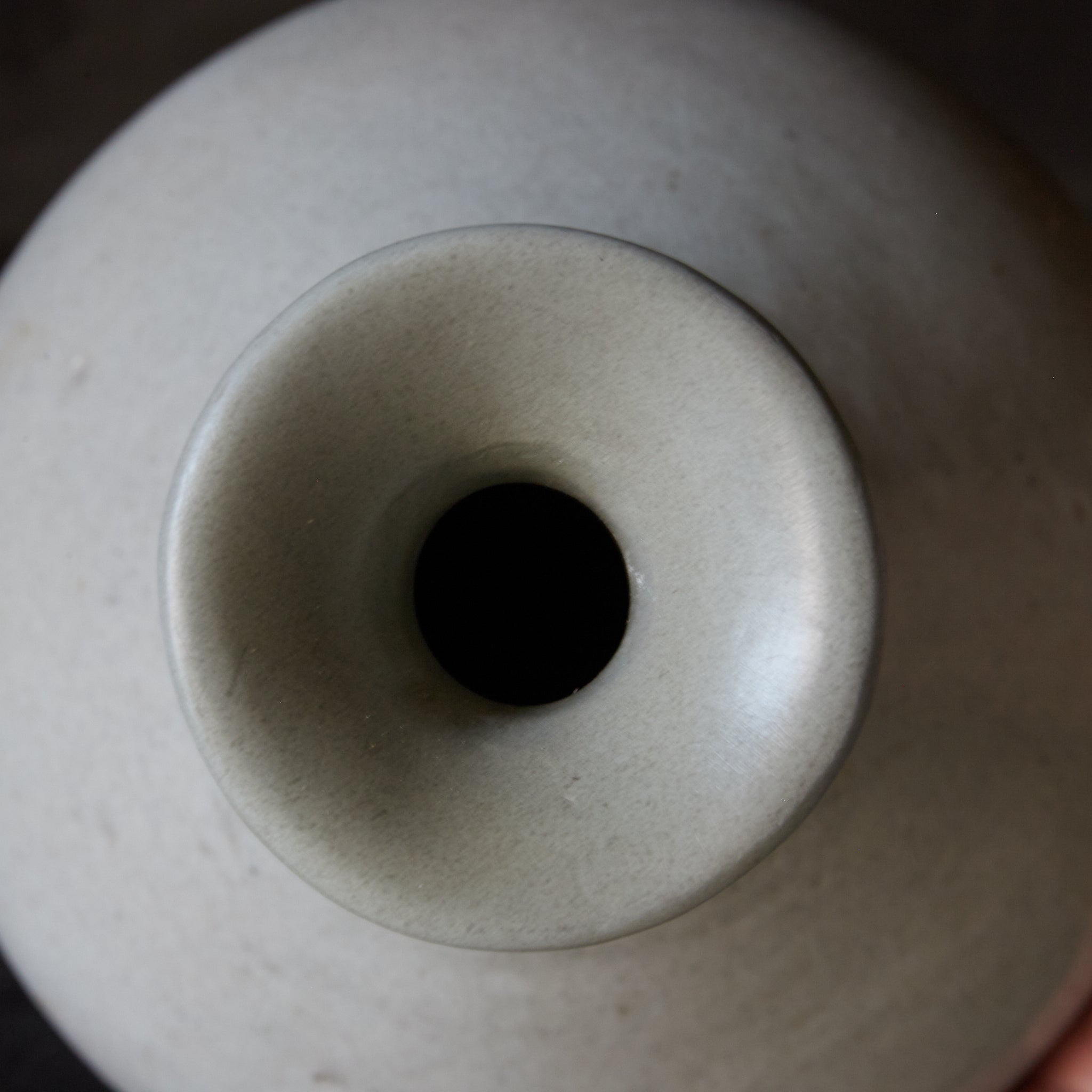 BOTELLA CON FORMA DE NABO, Porcelana blanca, Dinastía Joseon(1392–1897 d. C.)