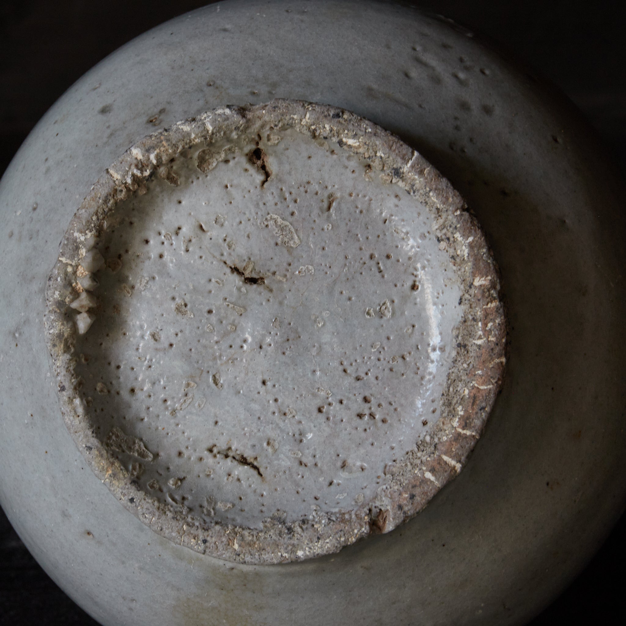 BOTELLA CON FORMA DE NABO, Porcelana blanca, Dinastía Joseon(1392–1897 d. C.)
