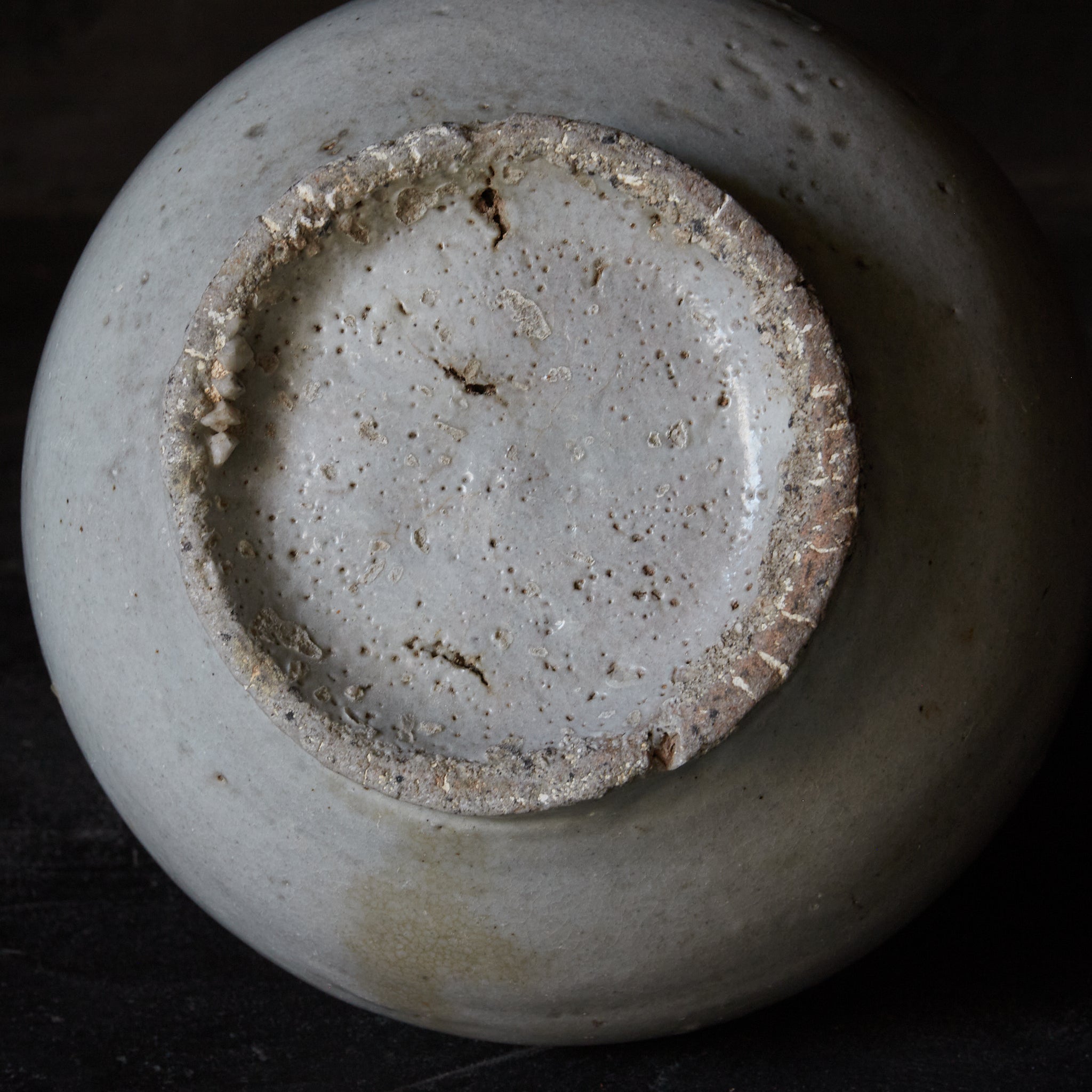 BOTELLA CON FORMA DE NABO, Porcelana blanca, Dinastía Joseon(1392–1897 d. C.)
