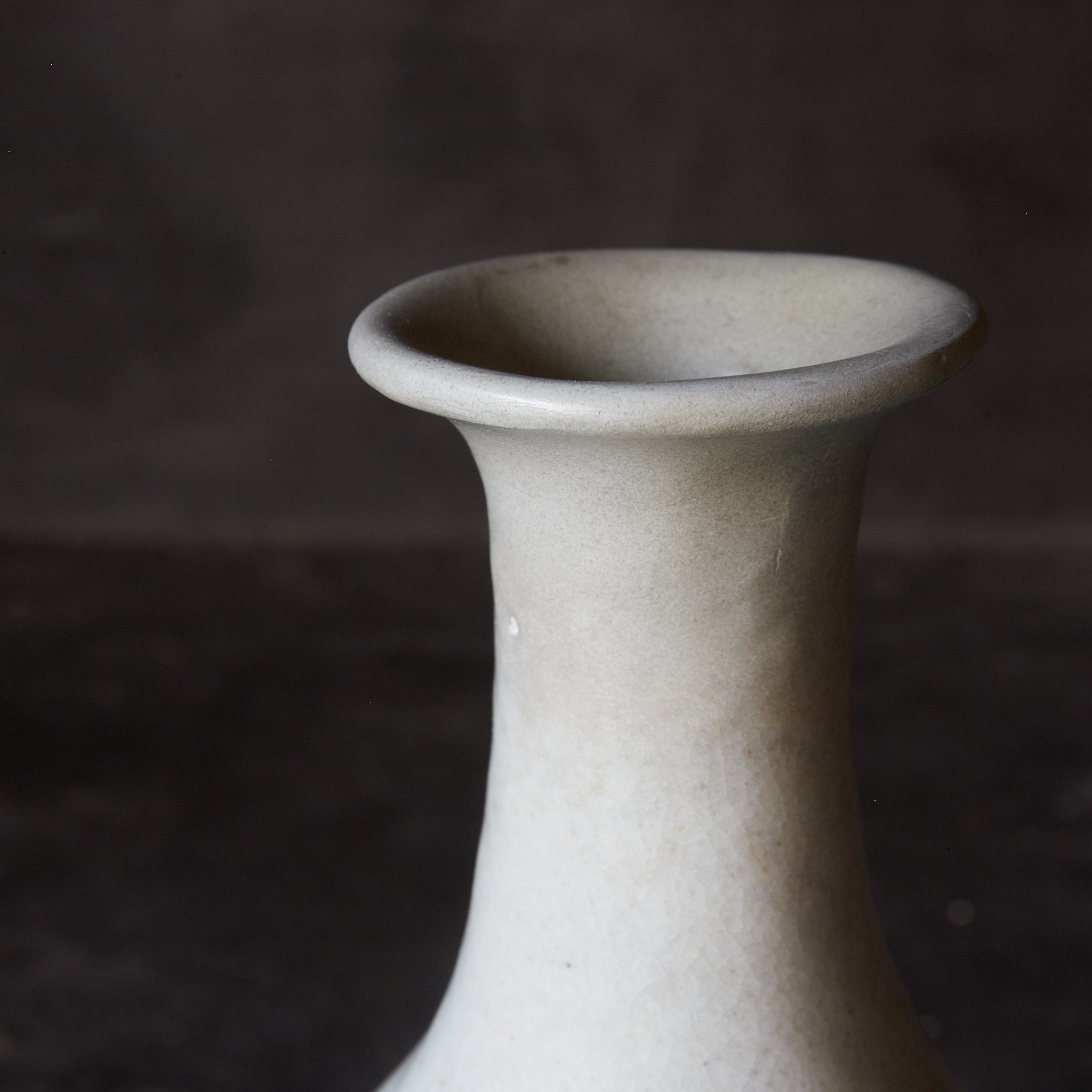 BOTELLA CON FORMA DE NABO, Porcelana blanca, Dinastía Joseon(1392–1897 d. C.)