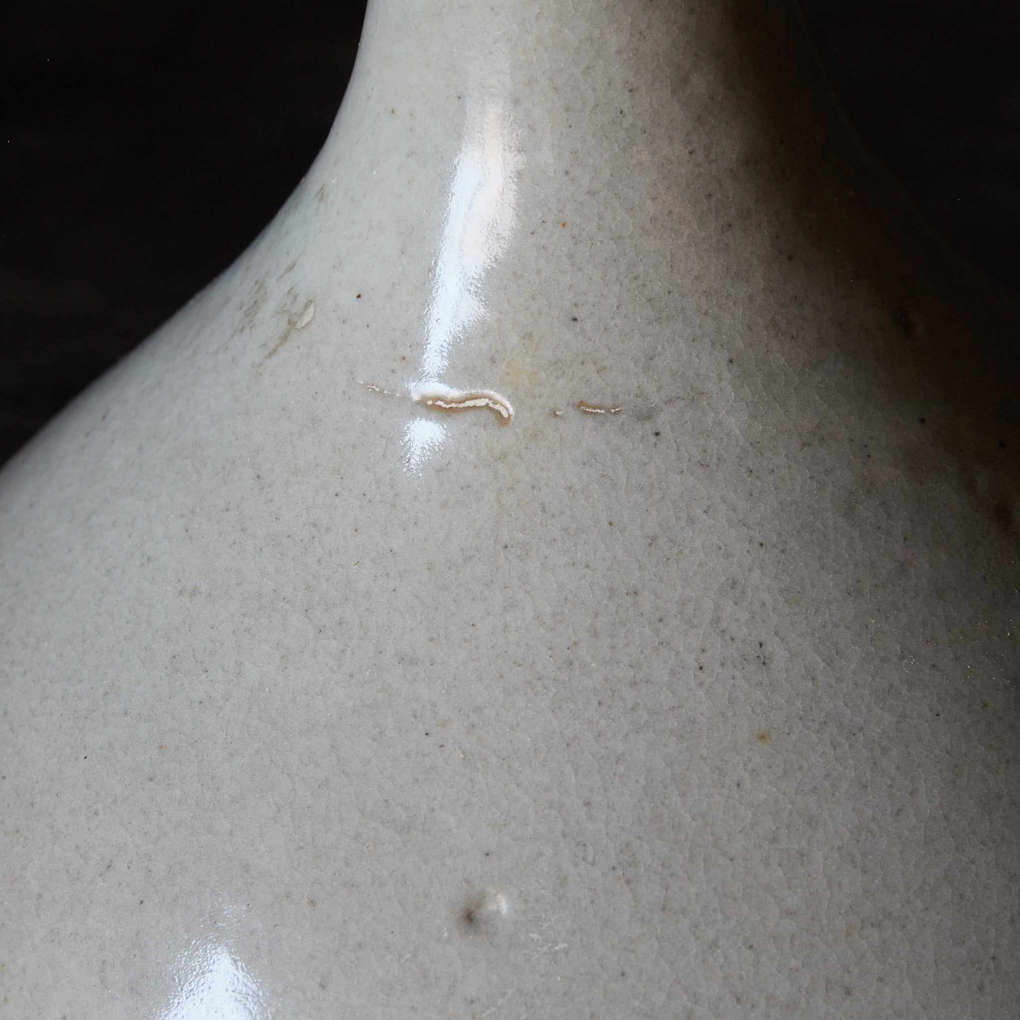 BOTELLA CON FORMA DE NABO, Porcelana blanca, Dinastía Joseon(1392–1897 d. C.)