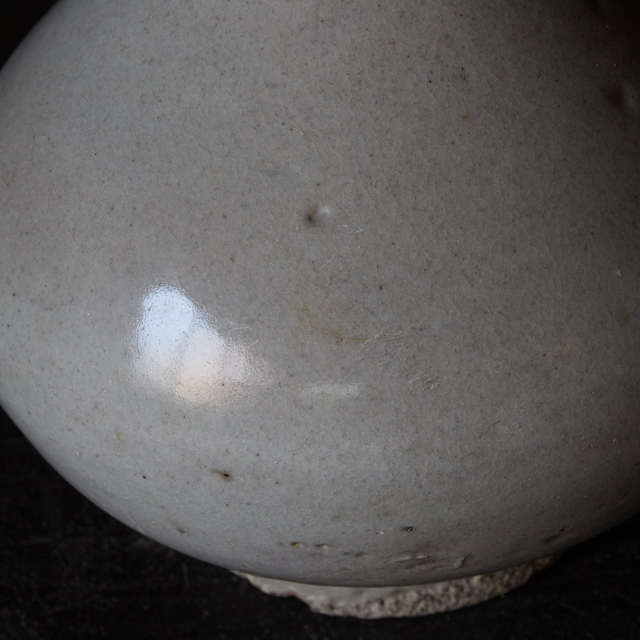 BOTELLA CON FORMA DE NABO, Porcelana blanca, Dinastía Joseon(1392–1897 d. C.)