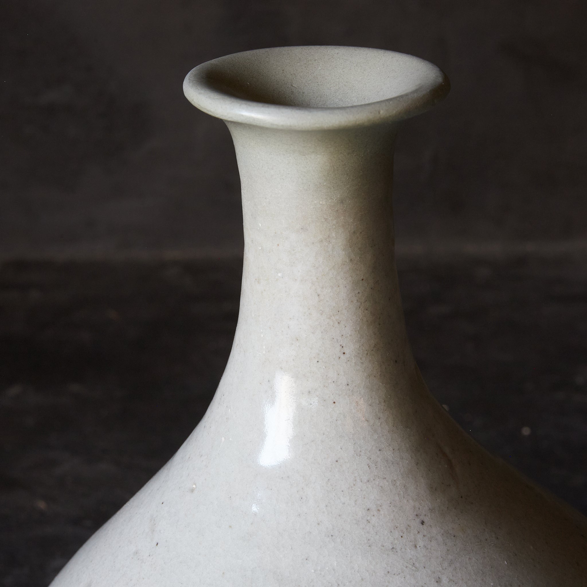 BOTELLA CON FORMA DE NABO, Porcelana blanca, Dinastía Joseon(1392–1897 d. C.)