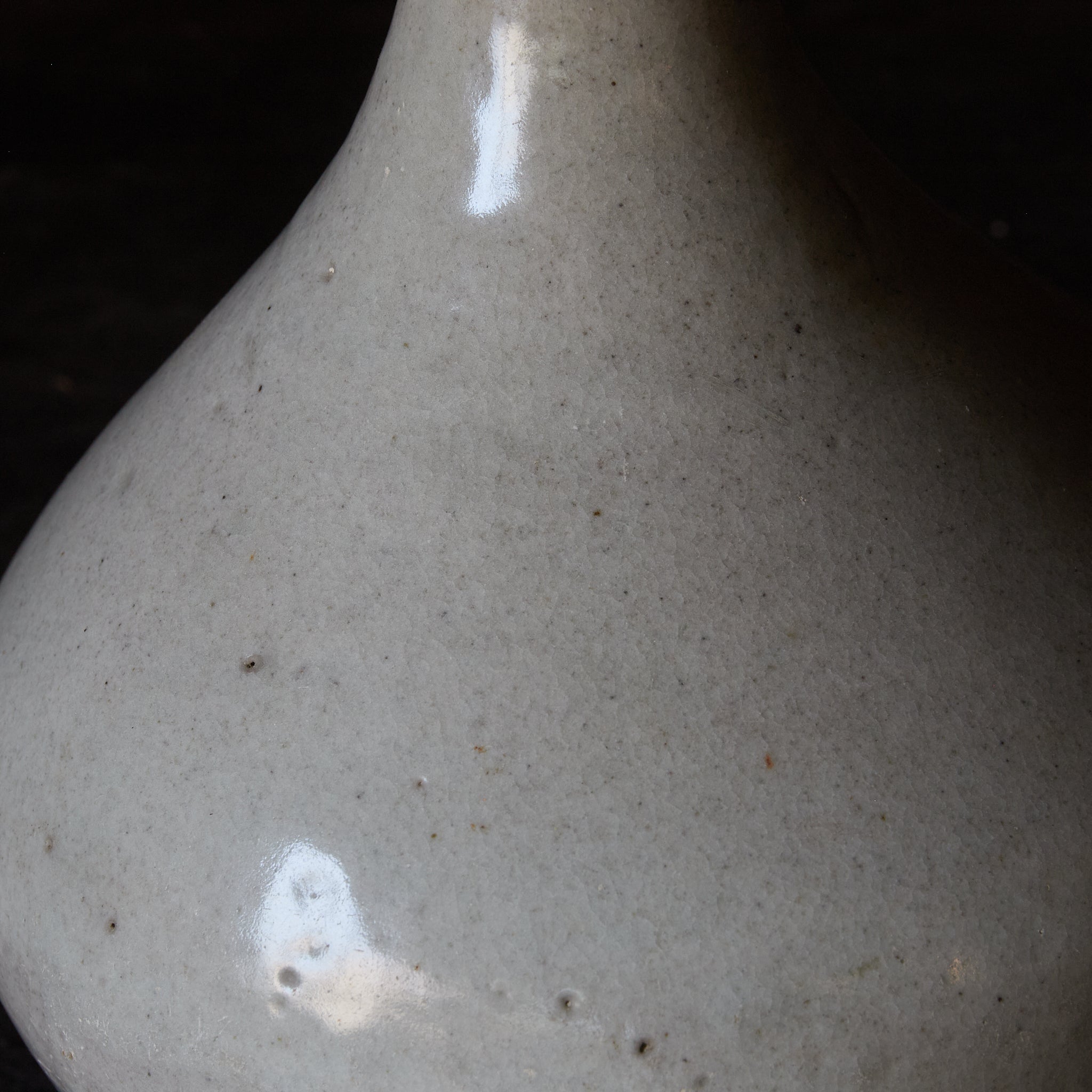 BOTELLA CON FORMA DE NABO, Porcelana blanca, Dinastía Joseon(1392–1897 d. C.)