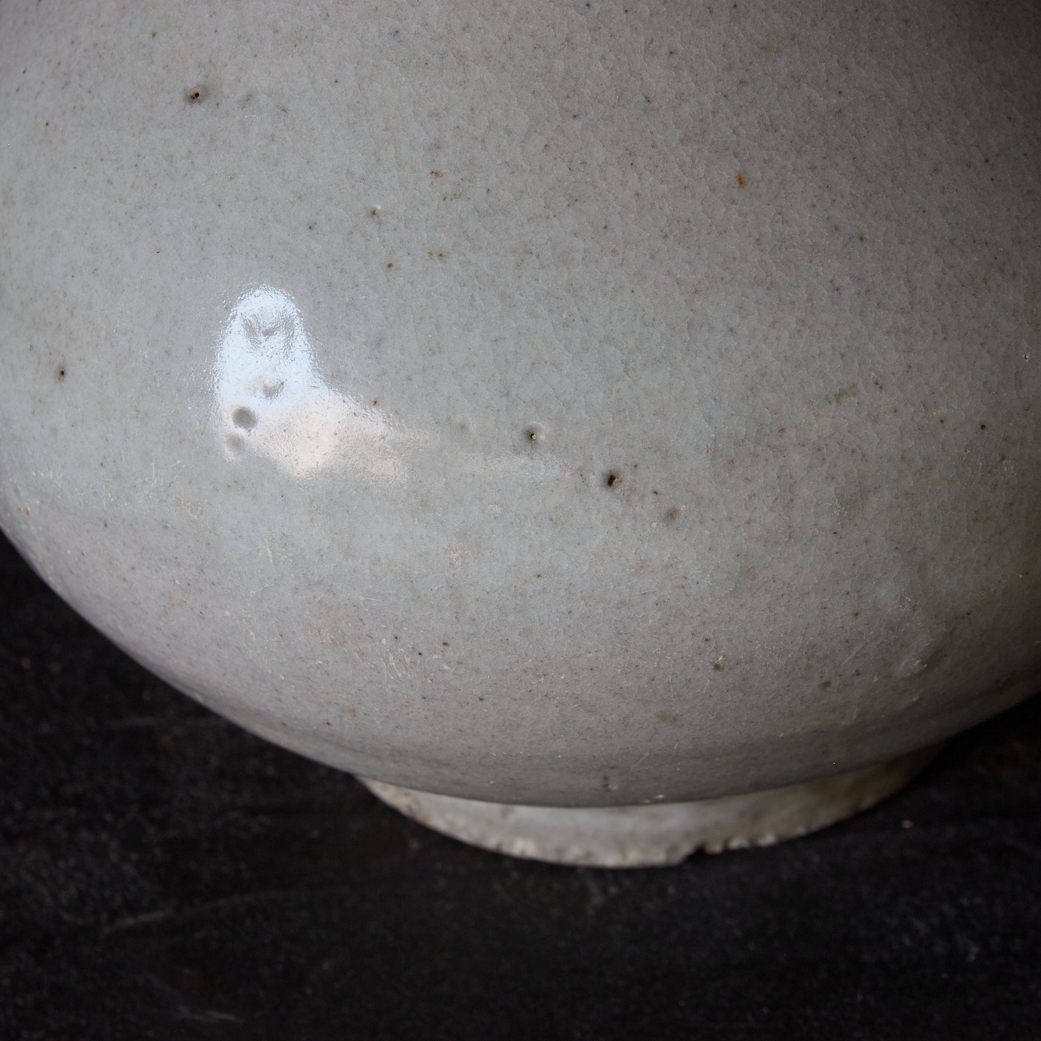 BOTELLA CON FORMA DE NABO, Porcelana blanca, Dinastía Joseon(1392–1897 d. C.)