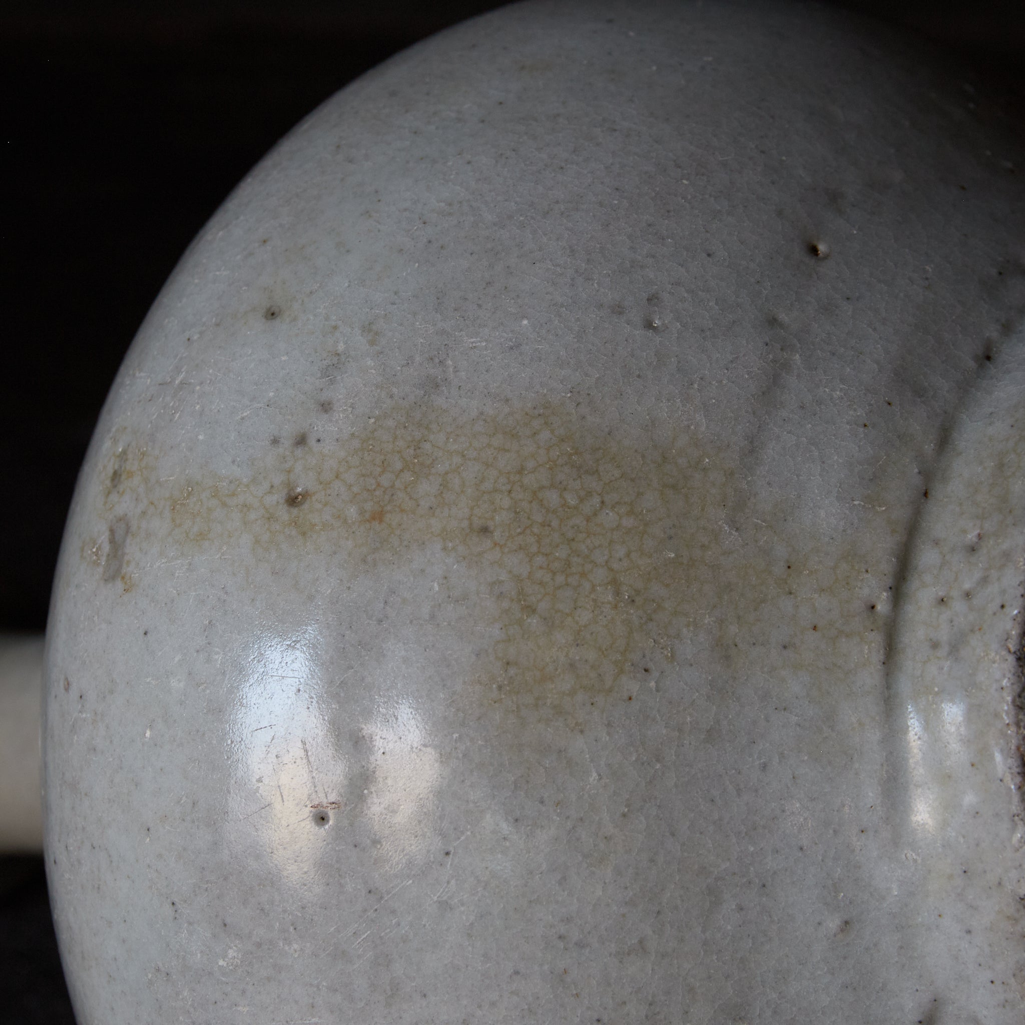 BOTELLA CON FORMA DE NABO, Porcelana blanca, Dinastía Joseon(1392–1897 d. C.)