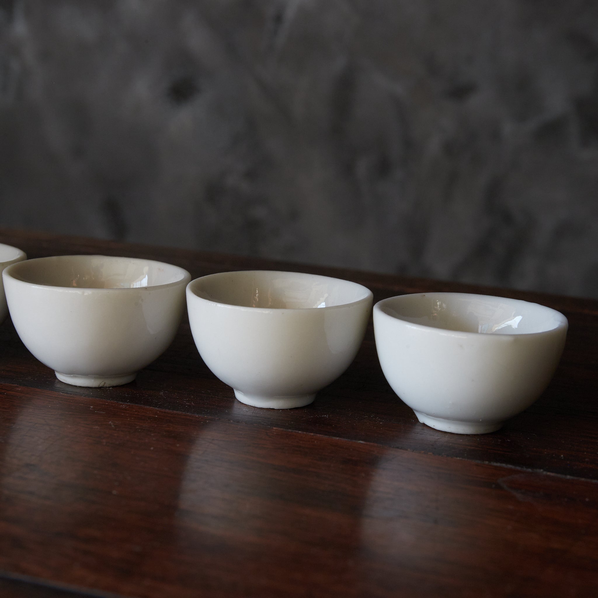TAZA PARA GYOKURO, Porcelana blanca, juego de 5, Dinastía Qing(1616–1911 d. C.)