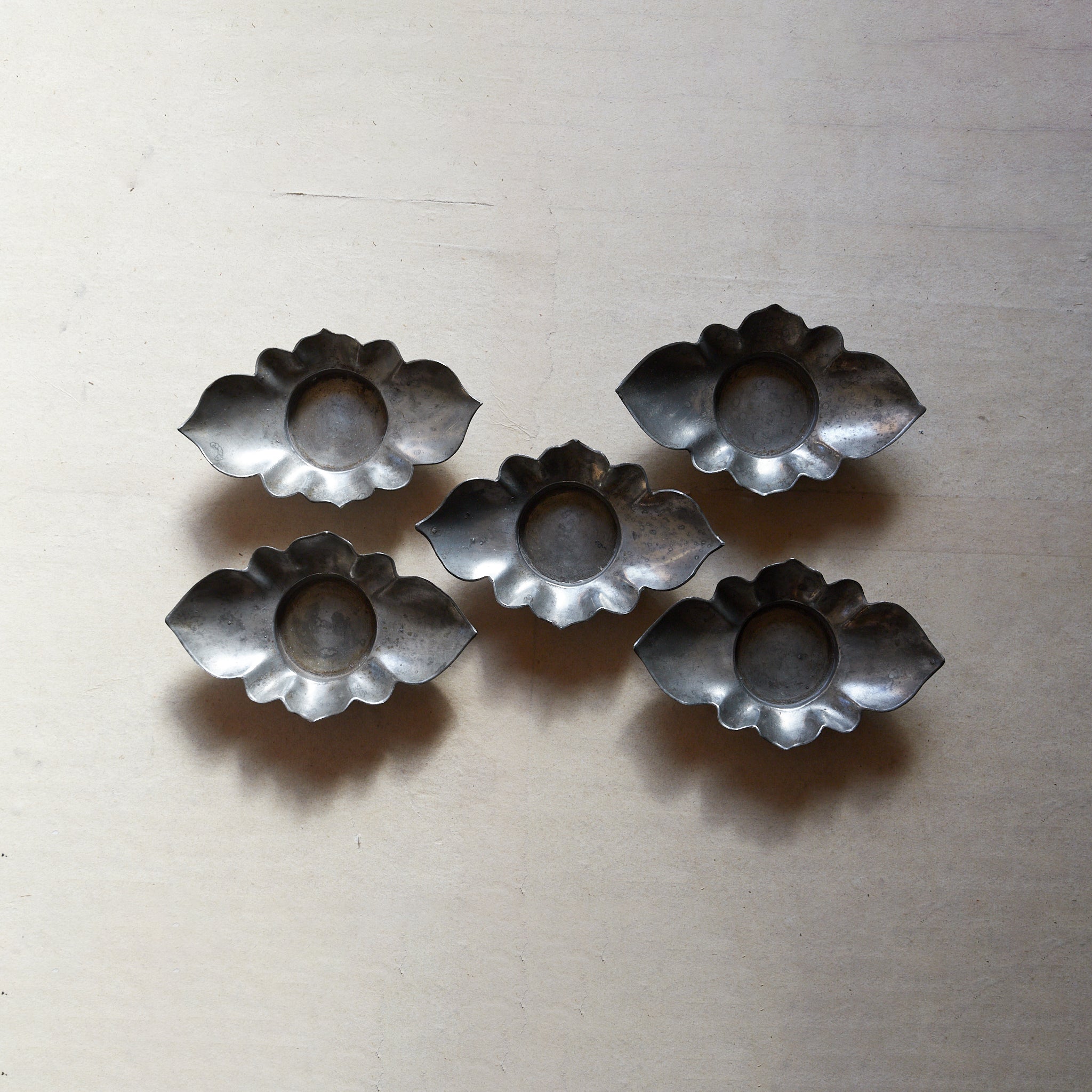 PLATILLO EN FORMA DE FLOR DE ESTAÑO VIEJO, Con caja, juego de 5, Dinastía Qing(1616–1911 d. C.)