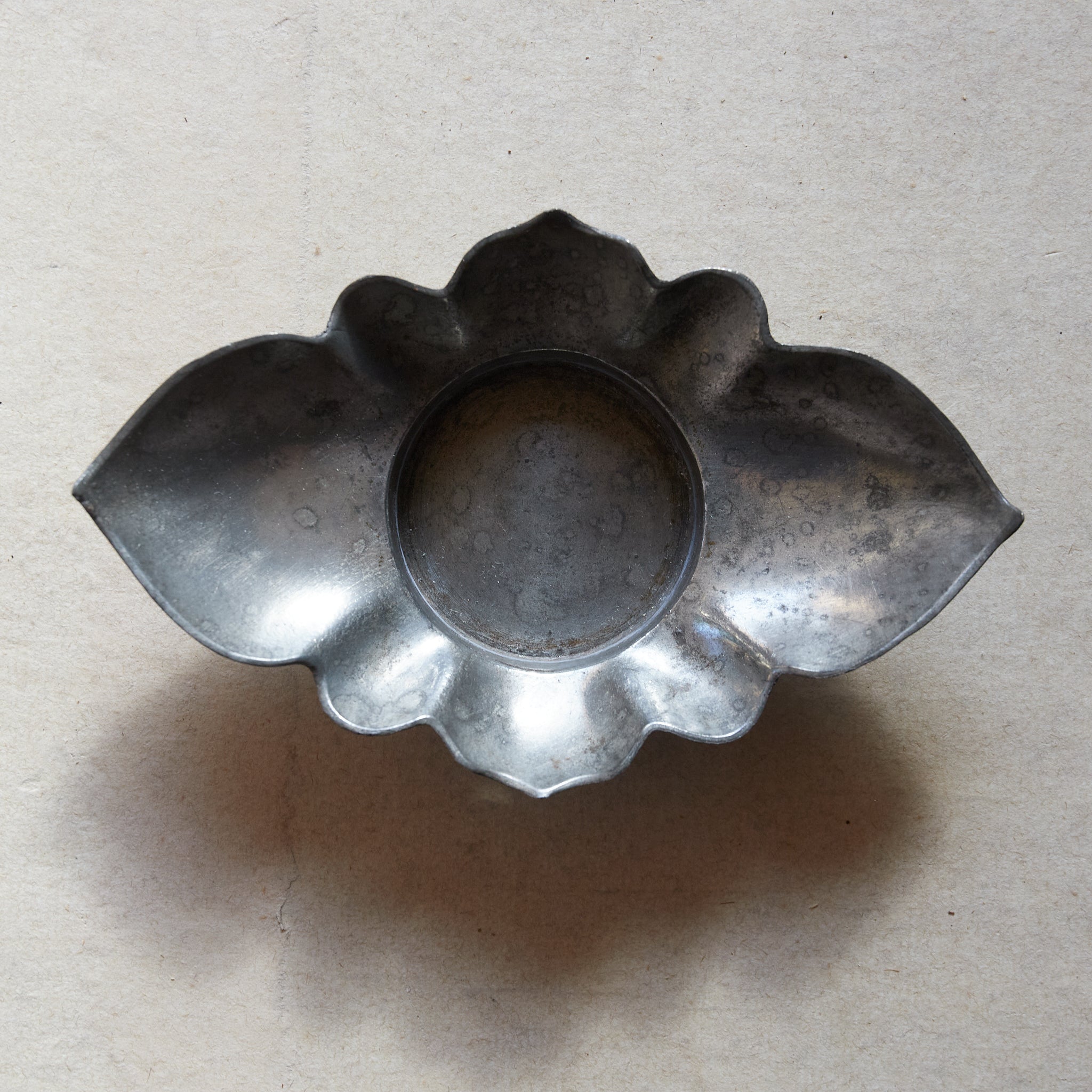 PLATILLO EN FORMA DE FLOR DE ESTAÑO VIEJO, Con caja, juego de 5, Dinastía Qing(1616–1911 d. C.)