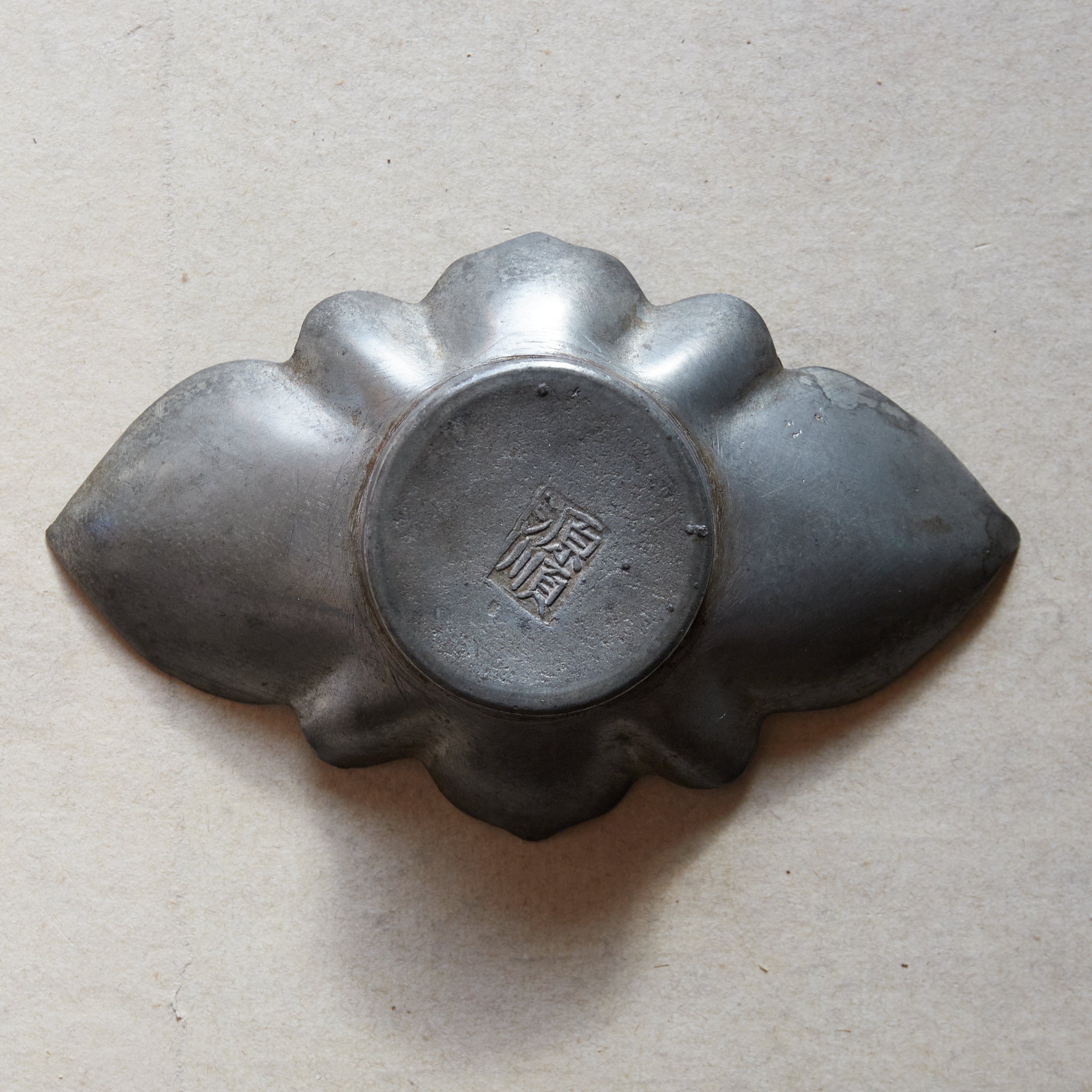 PLATILLO EN FORMA DE FLOR DE ESTAÑO VIEJO, Con caja, juego de 5, Dinastía Qing(1616–1911 d. C.)