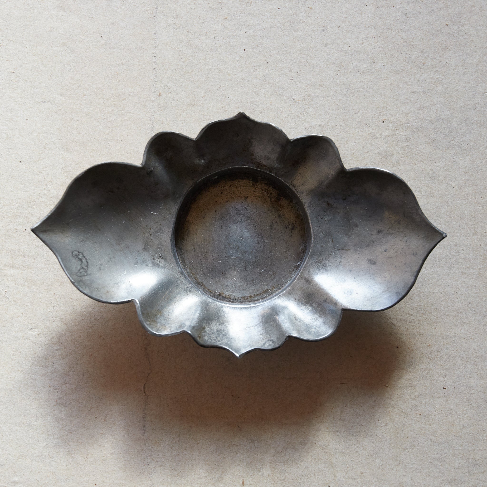 PLATILLO EN FORMA DE FLOR DE ESTAÑO VIEJO, Con caja, juego de 5, Dinastía Qing(1616–1911 d. C.)