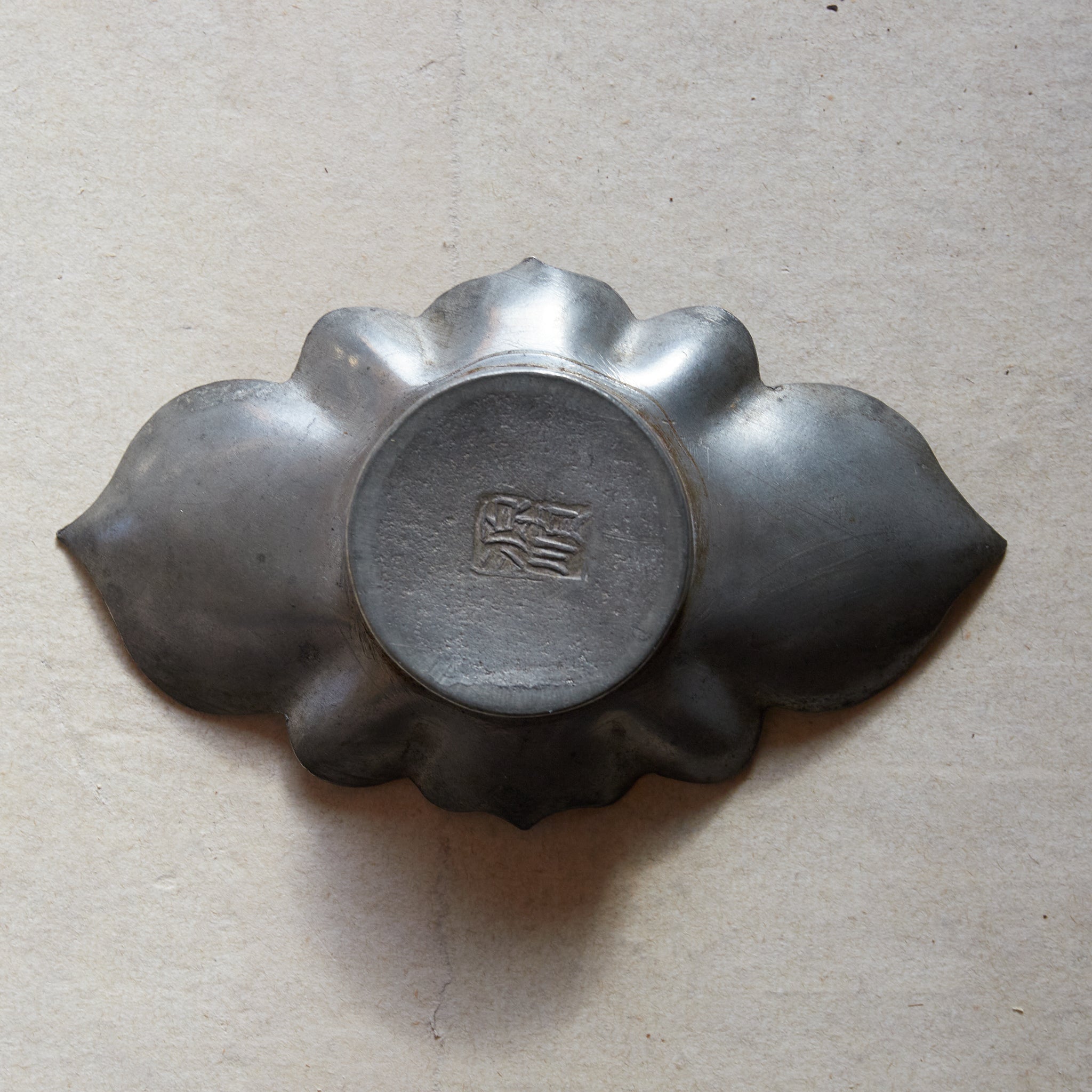 PLATILLO EN FORMA DE FLOR DE ESTAÑO VIEJO, Con caja, juego de 5, Dinastía Qing(1616–1911 d. C.)