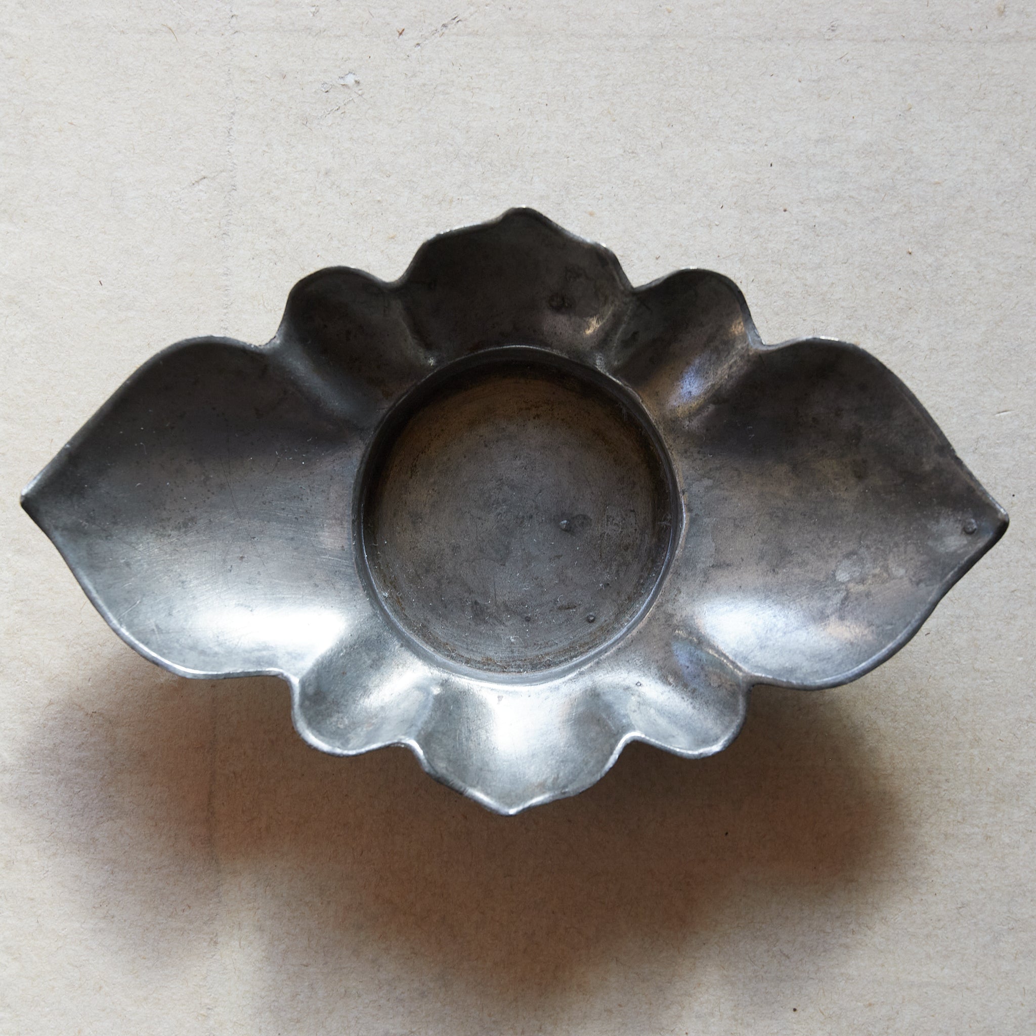 PLATILLO EN FORMA DE FLOR DE ESTAÑO VIEJO, Con caja, juego de 5, Dinastía Qing(1616–1911 d. C.)