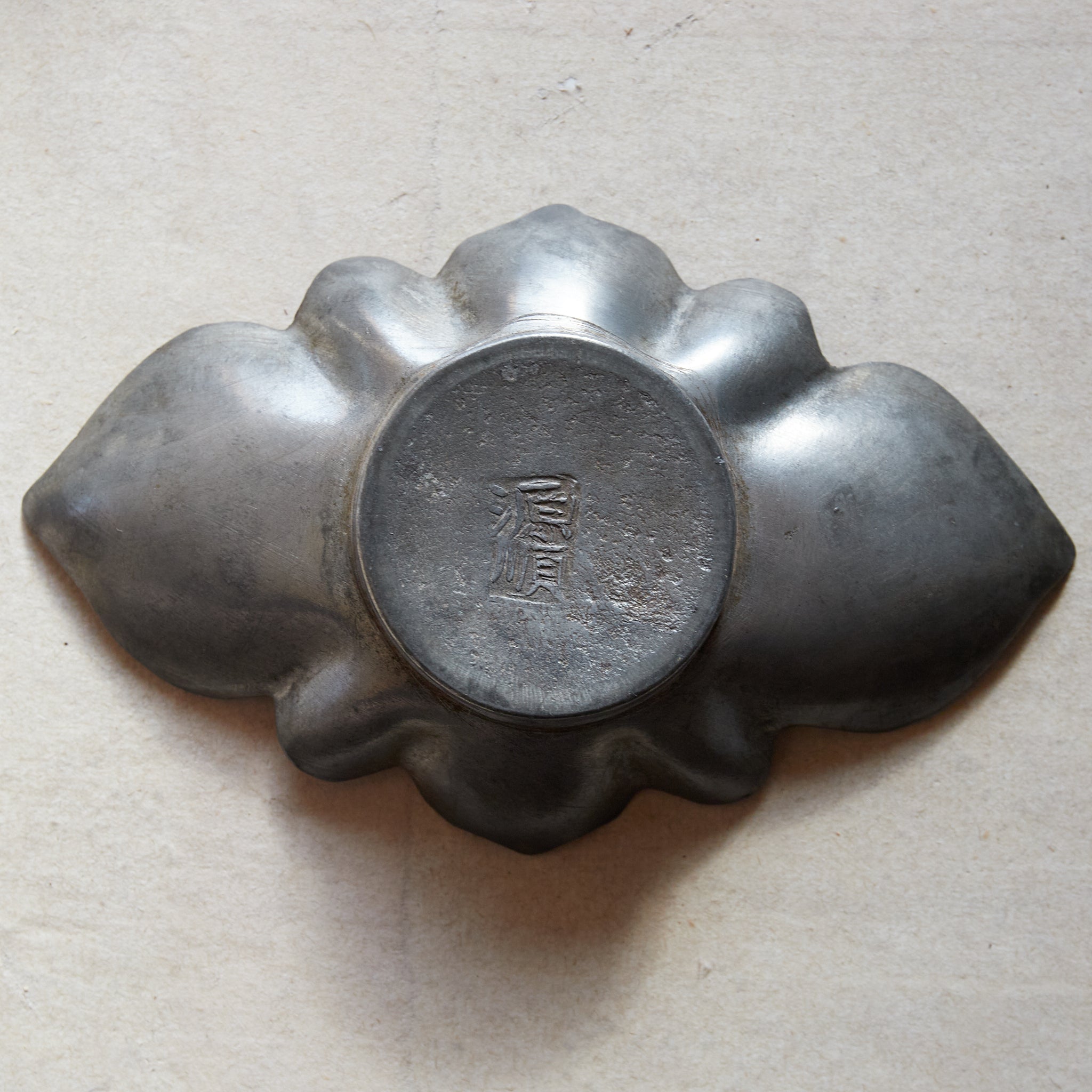 PLATILLO EN FORMA DE FLOR DE ESTAÑO VIEJO, Con caja, juego de 5, Dinastía Qing(1616–1911 d. C.)