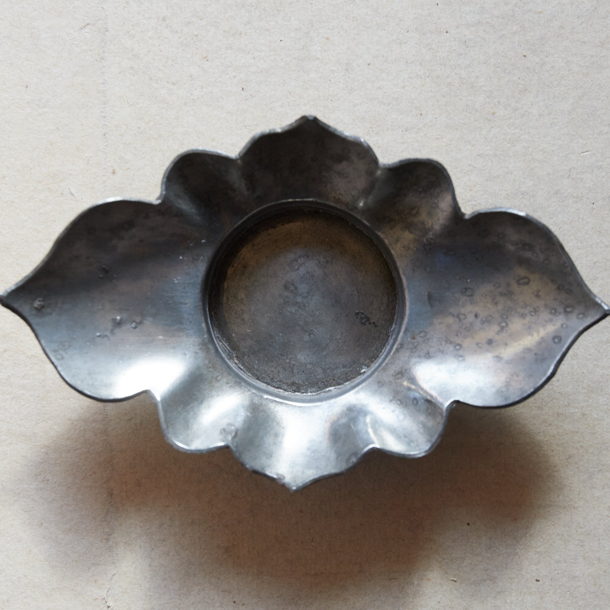 PLATILLO EN FORMA DE FLOR DE ESTAÑO VIEJO, Con caja, juego de 5, Dinastía Qing(1616–1911 d. C.)
