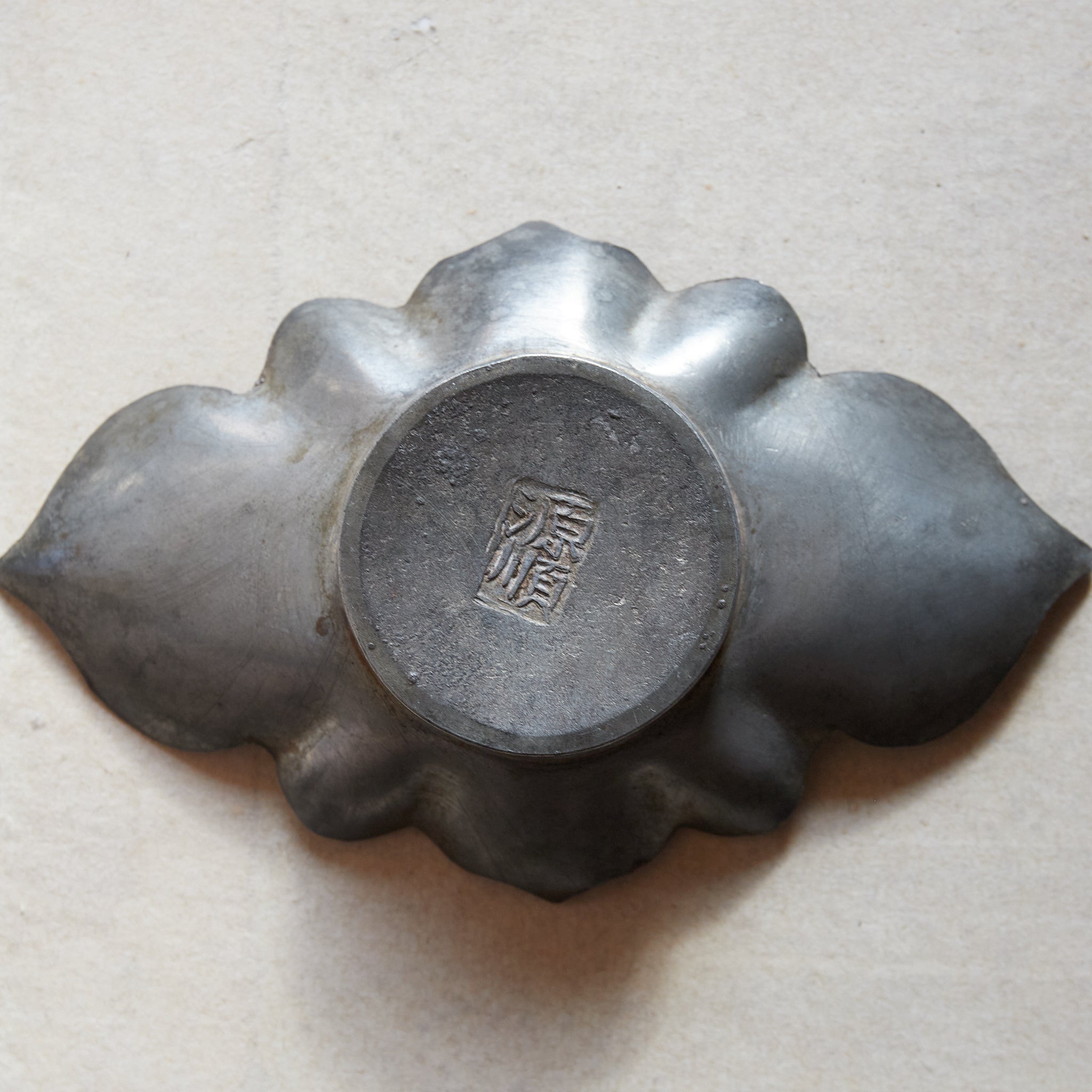 PLATILLO EN FORMA DE FLOR DE ESTAÑO VIEJO, Con caja, juego de 5, Dinastía Qing(1616–1911 d. C.)