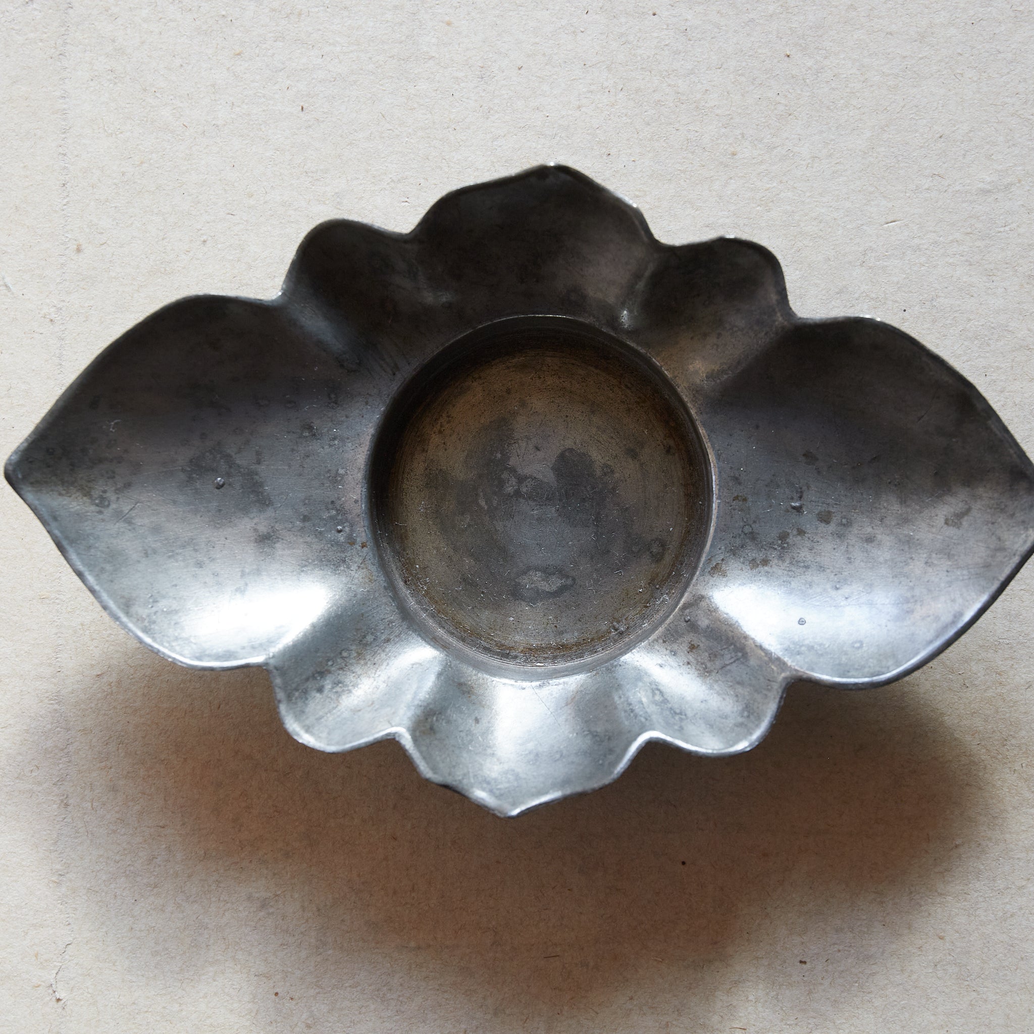PLATILLO EN FORMA DE FLOR DE ESTAÑO VIEJO, Con caja, juego de 5, Dinastía Qing(1616–1911 d. C.)