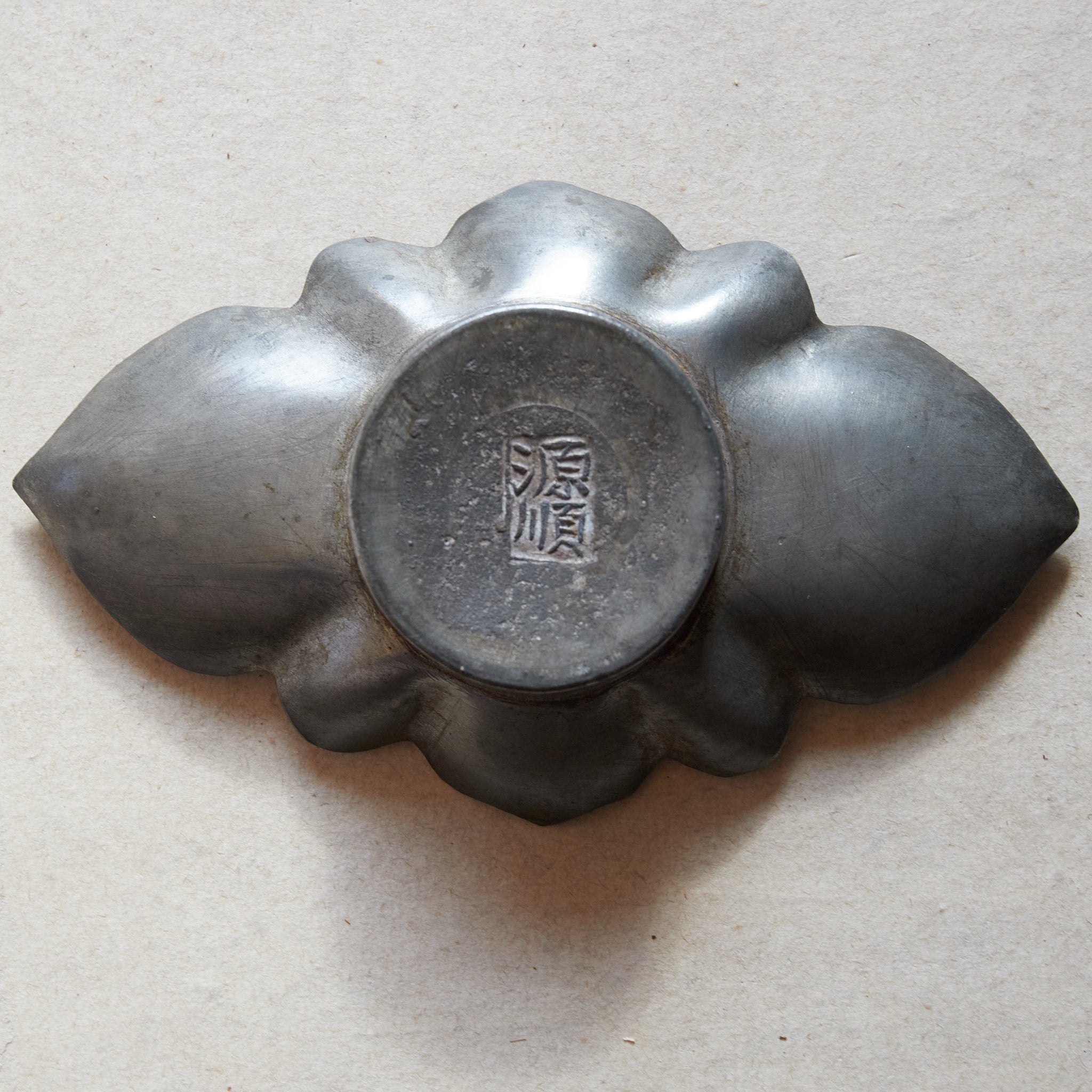 PLATILLO EN FORMA DE FLOR DE ESTAÑO VIEJO, Con caja, juego de 5, Dinastía Qing(1616–1911 d. C.)