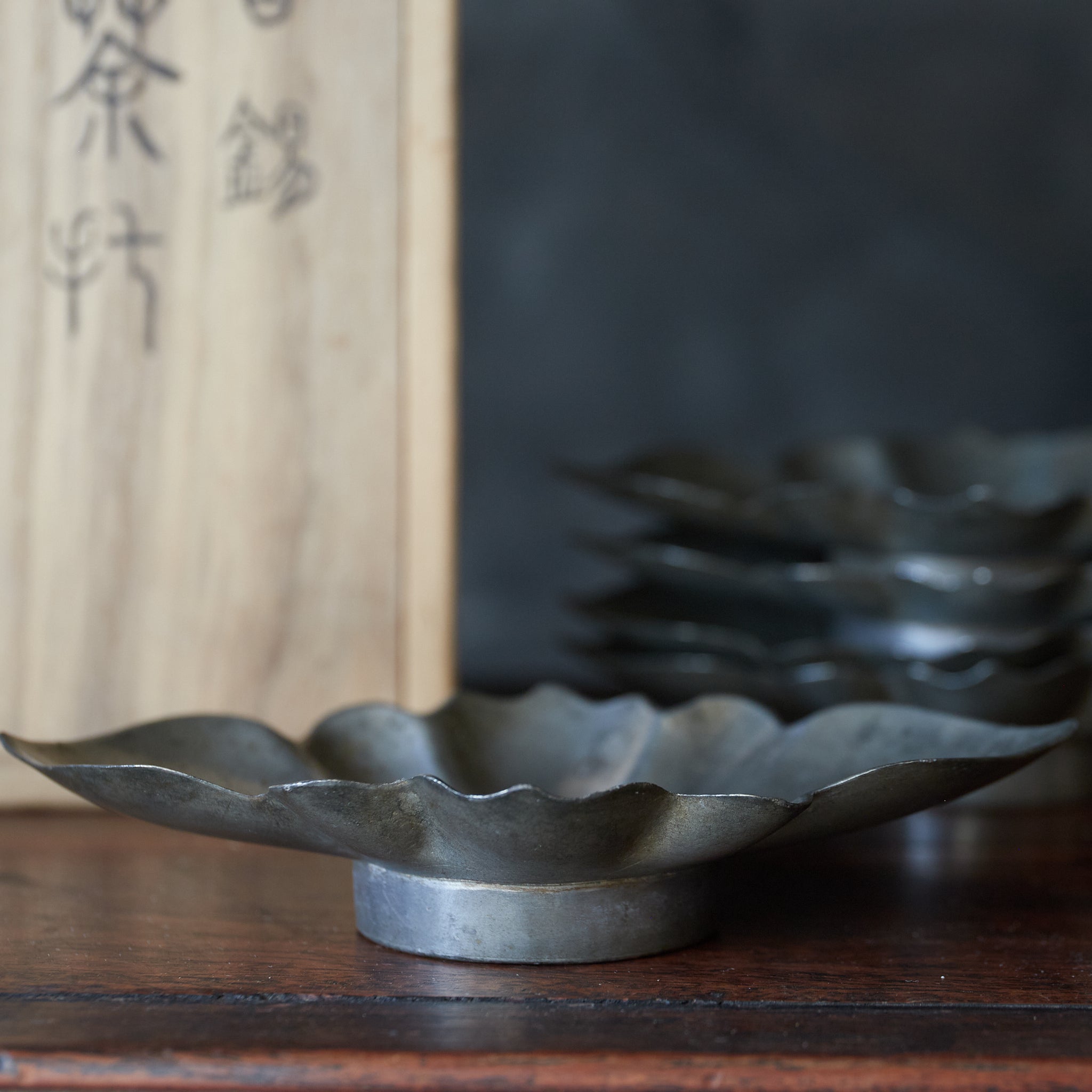 PLATILLO EN FORMA DE FLOR DE ESTAÑO VIEJO, Con caja, juego de 5, Dinastía Qing(1616–1911 d. C.)